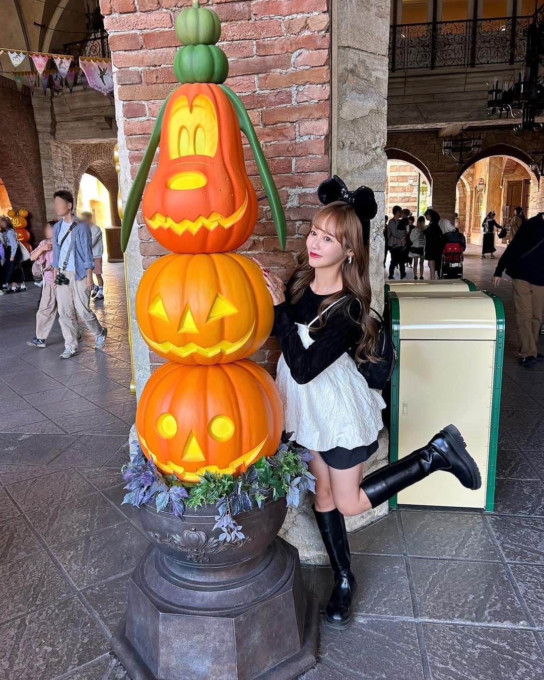 yurishonのインスタグラム：「・ ⁡リクエストが多かった ディズニーハロウィンの時のコーデ🎃🕸️ ⁡ ⁡ tops : @la_boutique_bonbon_official  inner : @la_boutique_bonbon_official  pants : @aclent_official  boots : @emoda_official  ⁡ ⁡ ⁡ ⁡ #Disneysea#Disney#ディズニー#ディズニーシー#東京ディズニーシー#ディズニーハロウィン#Halloween」