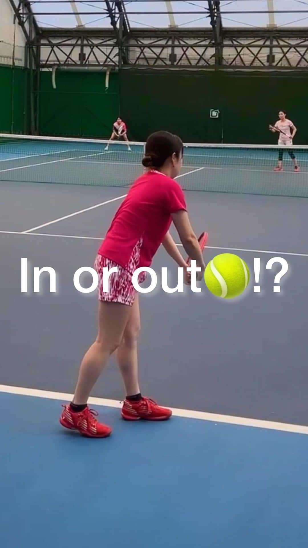 秋山みなみのインスタグラム：「In or out？🎾  　　 　　 　　 #princetennis #winningshot #温泉水99 　　 #PR #プリンステニス #テニス #テニス女子 #网球 #테니스 #테니스장 #テニス部 #女子テニス #スポーツ女子 #テニス練習 #部活動 #サーブ #サービス #サーブ練習 #サービス練習 #セルフジャッジ #serve  #inorout #selfjudgement #tennispractice #tennis #tennisplayer #tennisgirl」