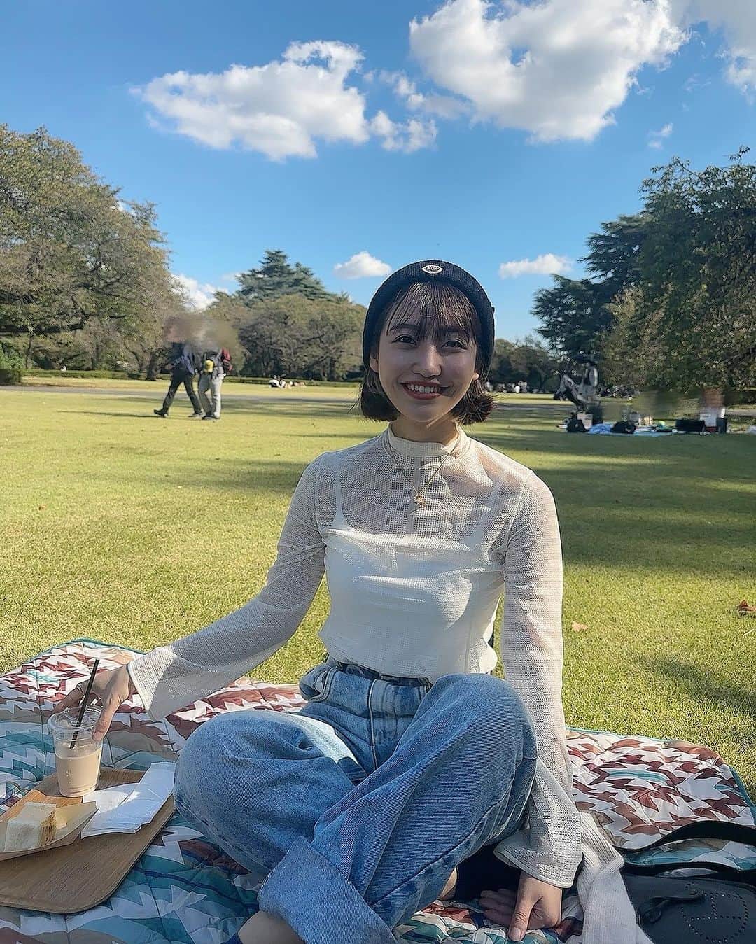 中西悠綺のインスタグラム：「ピクニック🧺🌼 玉子サンド美味しかったなぁ〜！  一起去野餐吧〜🤭 新宿御苑很大而且風景很美哦✨  #新宿御苑 #ピクニック #野餐」