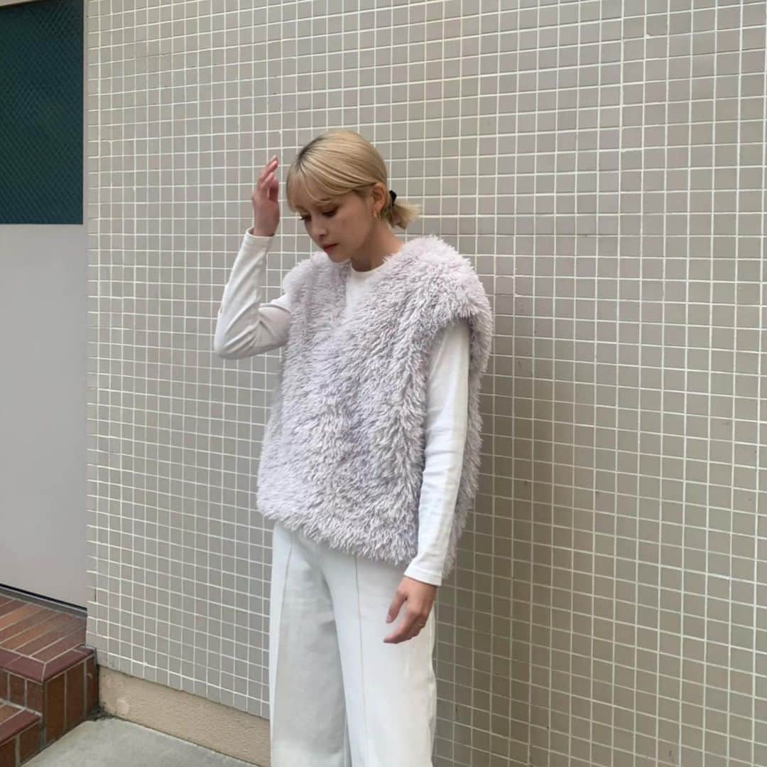 和田えりかのインスタグラム：「コーデ更新🤍  詳細☟ ポイントはもふもふベスト🦺🐏☁️ @urs_official のお洋服だよ~。 もふもふベストは、、シャギー素材 短めの丈でボリューム感も抑えめで とっても着やすいベストだよ。❤︎❤︎  秋冬、大活躍だね🍂⛄️🫶🏻🫶🏻  #urs #ユアーズ #urs_styling #urs_official #タイアップ#シャギーコクーンベスト」