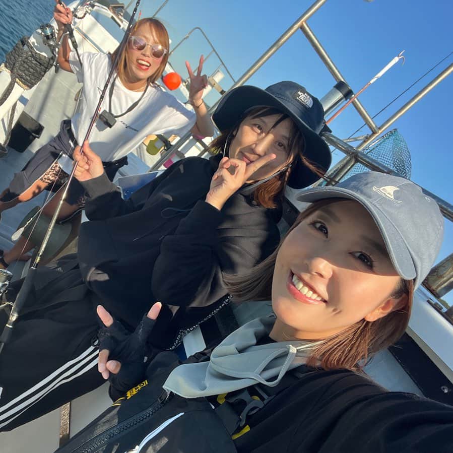 のインスタグラム：「アマゾン姉妹でティップランに行ってきました🦑✨️ いつもお世話になってる谷口船長 @tosenya.taniguchi のところに行ってきたよー！！ 写真がモリモリあるからまた詳細と釣果報告はのちほどー！ とりあえず楽しすぎた🤣🤣 ティップラン、渋かったけど楽しいなー😚✨️   #釣り  #ティップラン」