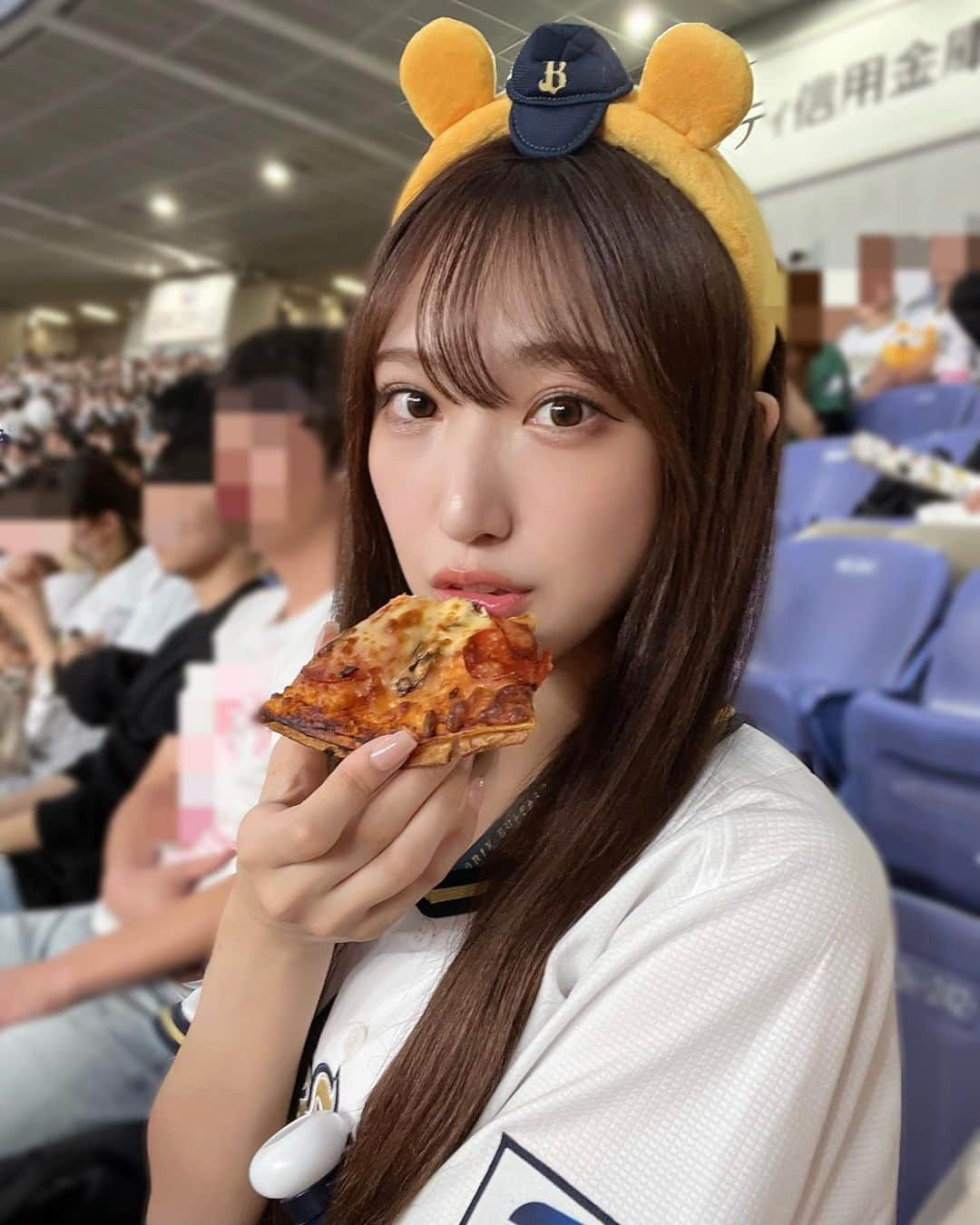 原かれんさんのインスタグラム写真 - (原かれんInstagram)「᯽ ꒰⑅ˊ͈ ˙̫ ˋ͈⑅꒱🍕♡ . . . 美味し過ぎて1切れじゃ足らんかった➰😹😹 . . . . いよいよ明日から❕⚾️🐮🐯 わくわく♡♡ . . . . . . #原かれん #かれんたん #nmb48 #ぴろぴろ #idol  #bs2023 #NPB #オリックスバファローズ #バファローズポンタ #関西女子 #日本シリーズ2023  #野球観戦コーデ #野球女子 #ユニフォーム女子 #ポンタ #オリ姫 #オリ姫コーデ #ドミノピザ #秋コーデ #京セラドーム #아이돌　#ootd #오오티디 #팔로우  #좋아요 #01 #일본　#fyp #女子力委員長 #日本シリーズ」10月27日 21時11分 - karen_hara315