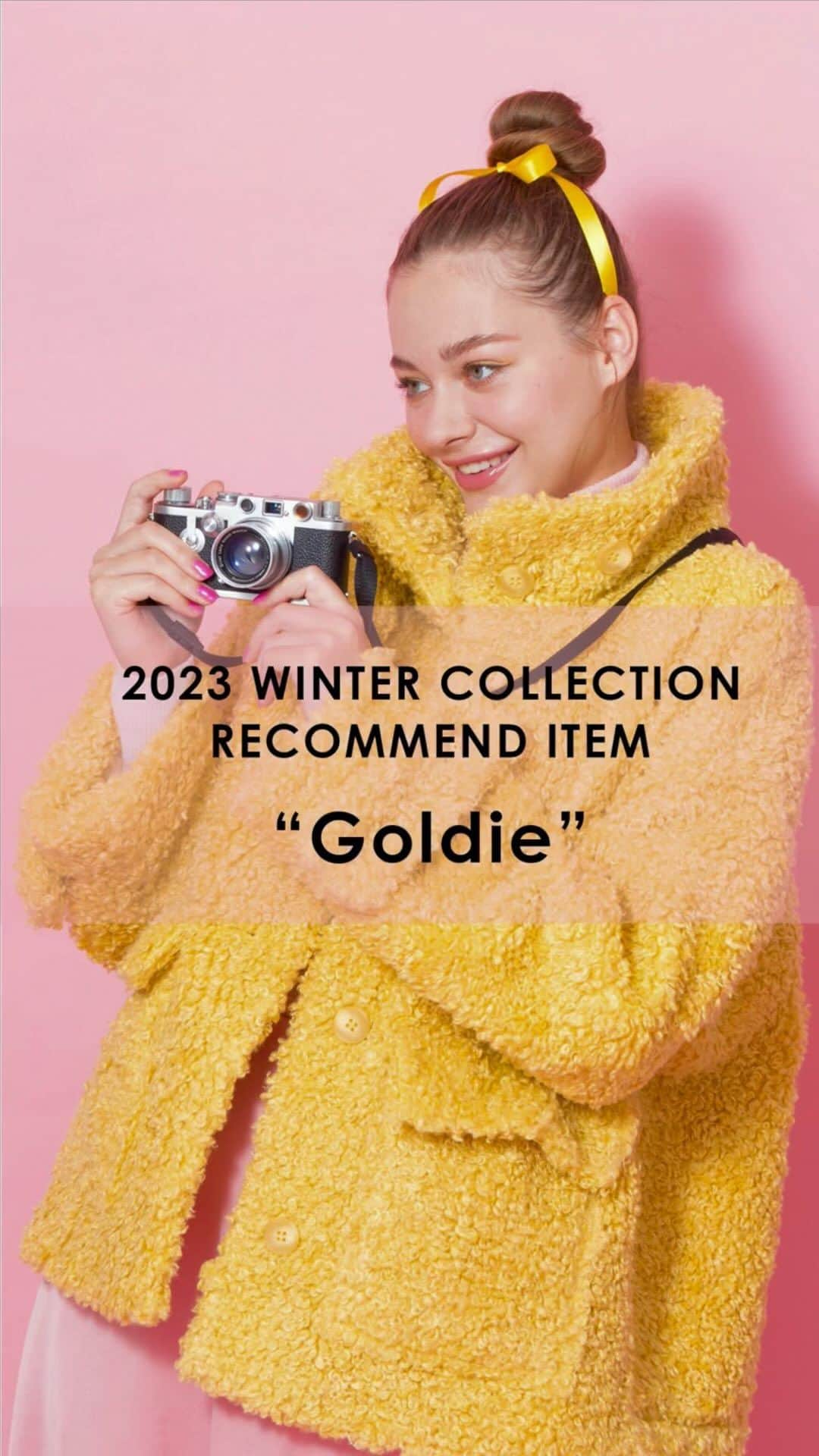 Tsuru by Mariko Oikawaのインスタグラム：「雑誌掲載アイテム。下記詳細↓  Goldi ¥48,400（tax in） IVORY/YELLOW/PEACH size:free  エアリーなプードルファーが心をくすぐるショート丈コート。 襟を立てれば顔まわりが包まれているようなボリュームも旬の顔に。 着丈はお尻にかかるくらいで、パンツスタイルはもちろん、スカートと合わせて頂いてもGood. カジュアル派の方や、アクティブな毎日を送る方にも着て頂きやすい一枚。 TSURUらしいカラーバリエーションで気分を上げて♪  ⭐︎VERY掲載アイテム:IVORY,YELLOW  #tsuru #tsurubymarikooikawa #2023winter #2023aw」