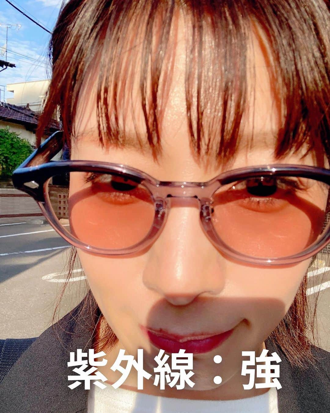 石崎佳代子さんのインスタグラム写真 - (石崎佳代子Instagram)「👓 オンデーズのCMで踊る有名広報さん 窪内有紗さんに選んで頂いたメガネ✨  ロケの後、あらためてお店に伺い 購入しちゃいました😆  お勧めして下さった2つのデザインで迷ったのですが、 フィット感が抜群で、 長くかけていても頭が痛くならない こちらのフレームに。  ＊フィット感は「鼻あて」がポイントだそう。 選ぶ際には、ここもチェックすると良いそうですよ😄  色は、これまた窪内さんが最初に勧めてくださった 2トーンカラー。  最初は「えっ！こんなにインパクトのあるメガネ⁉︎」 (私にはお洒落すぎて手に負えない…) と思ったのですが、 フィッティングしてみると クリアなグレーが、黒よりもソフトな印象。  思い切って窪内さんのお勧めに乗ることにしました✨  レンズはオプションで「調光レンズ」に。 こちら、紫外線の強度に合わせて色が変わるんです‼️ おまけにブルーライトカット機能も✨  目を守りながら、 イマドキ感も出せていたりなんかしているかも… と喜んでいます。  このモデルは「JD2050B-3S C2」です。  オンデーズさん、窪内さん、ありがとうございました✨  【衣装】 tops @chambre_fuku  bottoms @righton_pr  styling&hairmake @mycoorde.__official  @mnryu_  いつもありがとうございます😊  #owndays #オンデーズ #ウェリントンメガネ #japaneyewear #眼鏡コーデ #黒縁メガネ  #めがねコーデ #調光レンズ」10月27日 21時11分 - kayoko_ishizaki