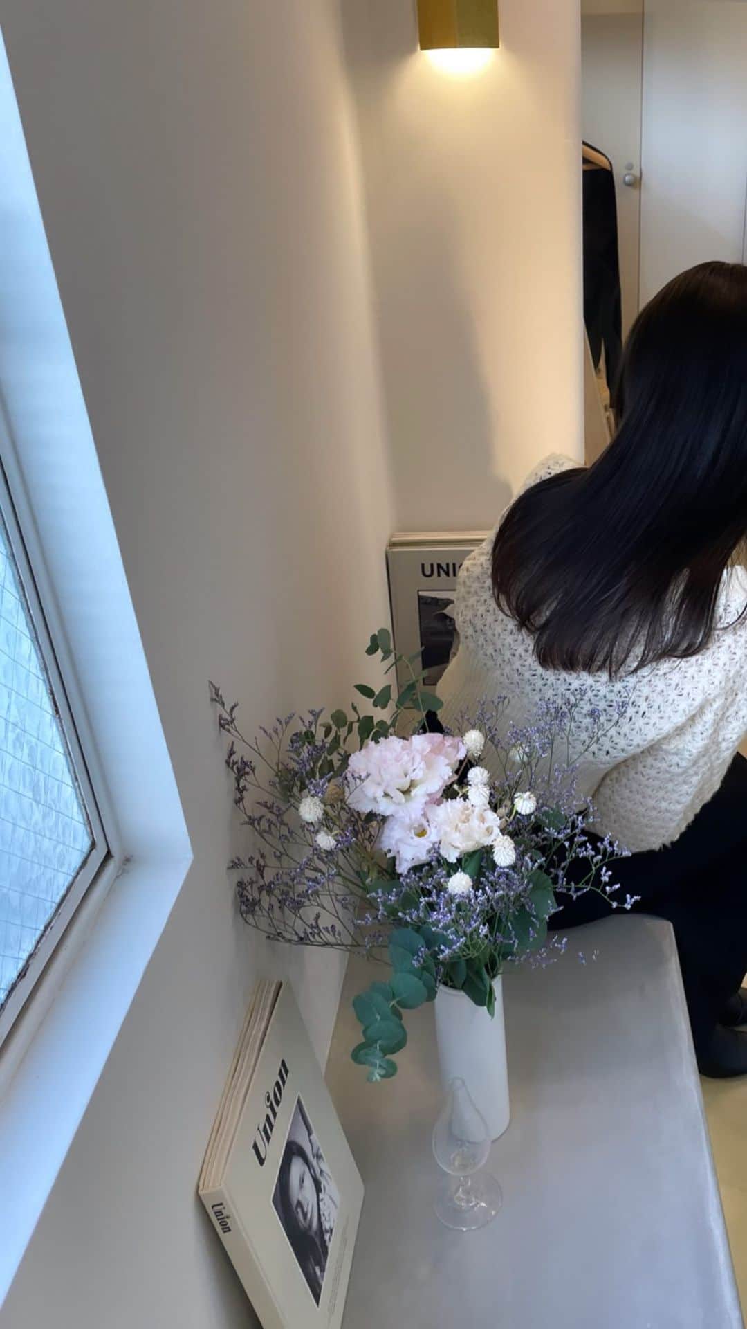 田邉彩香のインスタグラム：「旅行に向けて🤭☁️ 髪色暗くして、小顔矯正してもらった~！ 💇‍♀️: @motokihair  💆‍♀️: @qpu_kyoto   #小顔矯正 #pr #京都美容院」