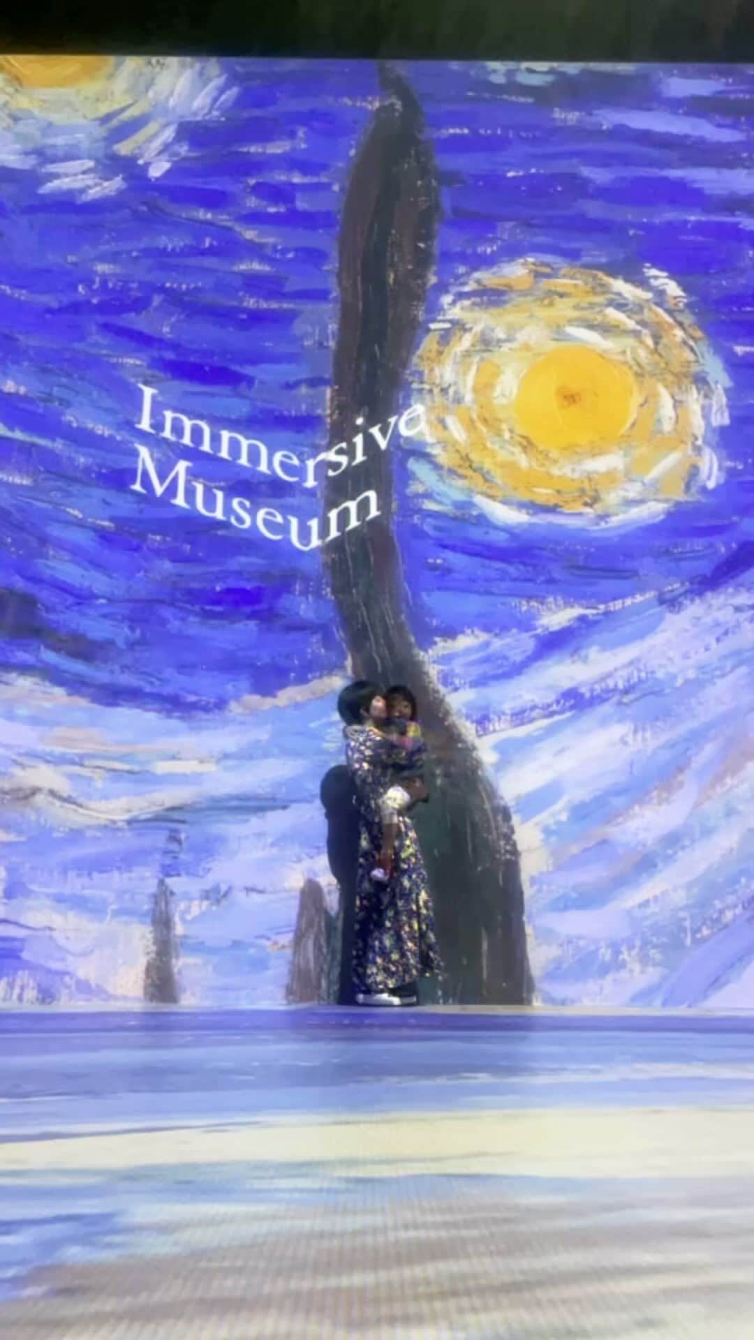 我妻三輪子のインスタグラム：「「絵の中に入ってみない？」と娘を誘ってImmersive Museumへ 🍐  私が昔から大好きな絵画の中で踊る娘を見られる日が来るなんて、「生きてみるものだな」な日　それが毎日 🍐  #immersivemuseumtokyo2023 #wagamiwababy」