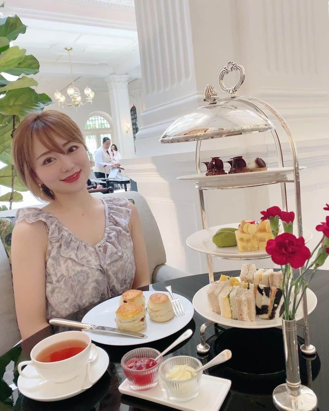 Roseさんのインスタグラム写真 - (RoseInstagram)「🌹🫖🥪🧁  Raffles Hotel, Singapore  シンガポールの文化遺産にも指定されている ラッフルズ・ホテル・シンガポール アフタヌーンティー🫖  6種類の紅茶の中から オレンジ・ペコ・セイロンをチョイスして サンドイッチ、スイーツ、スコーンをいただいたよ🍽️  海外での初アフタヌーンティー✨ エレガンス空間でゆっくり時間を過ごせて幸せ💕  #raffleshotel #raffleshotelsingapore  #afternoontea #singapore  #ラッフルズ #ラッフルズホテル  #ラッフルズホテルシンガポール  #アフタヌーンティー #海外アフヌン  #シンガポール #シンガポール生活  #女子旅 #旅ログ」10月27日 21時14分 - rose_ro_tan