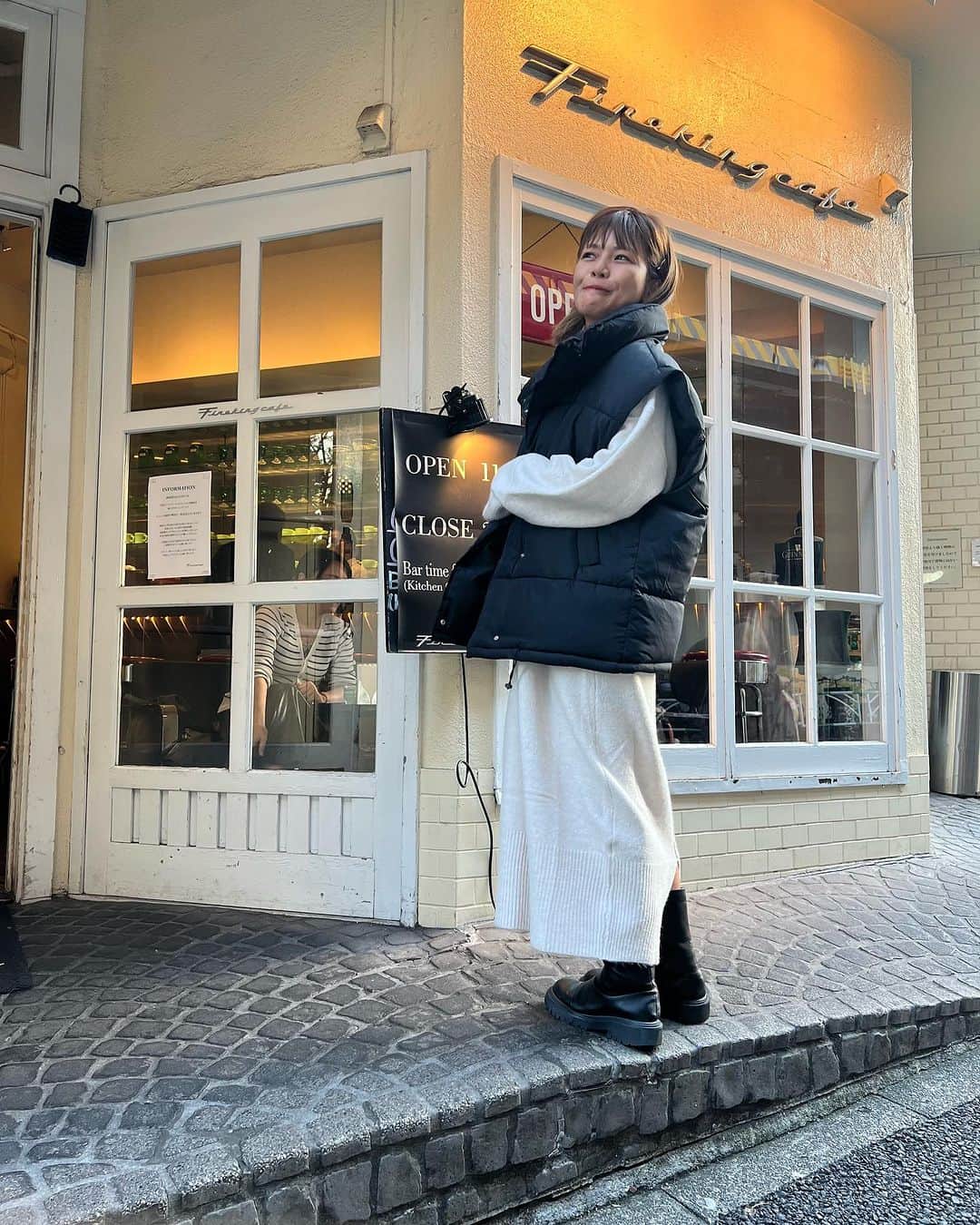 クロさんのインスタグラム写真 - (クロInstagram)「いつかのコーデ🫧🫧  @bonjoursagan のディープVネックニットワンピース♡♡♡ ダウンベスト合わせも好き♥️  可愛すぎる…🥺🫶🏽 zozotownで1,000円クーポン出ています〜🎫✧*。  #ボンサガ #bonjoursagan #bs_style #zozotoxm #大人カジュアル #トレンドコーデ #秋コーデ #骨格ストレート #イエベコーデ #イエベ秋 #イエベオータム #顔タイプフレッシュ #ママコーデ #カジュアルコーデ #ベストコーデ #クロリサコーデ」10月27日 21時14分 - kuro_risa