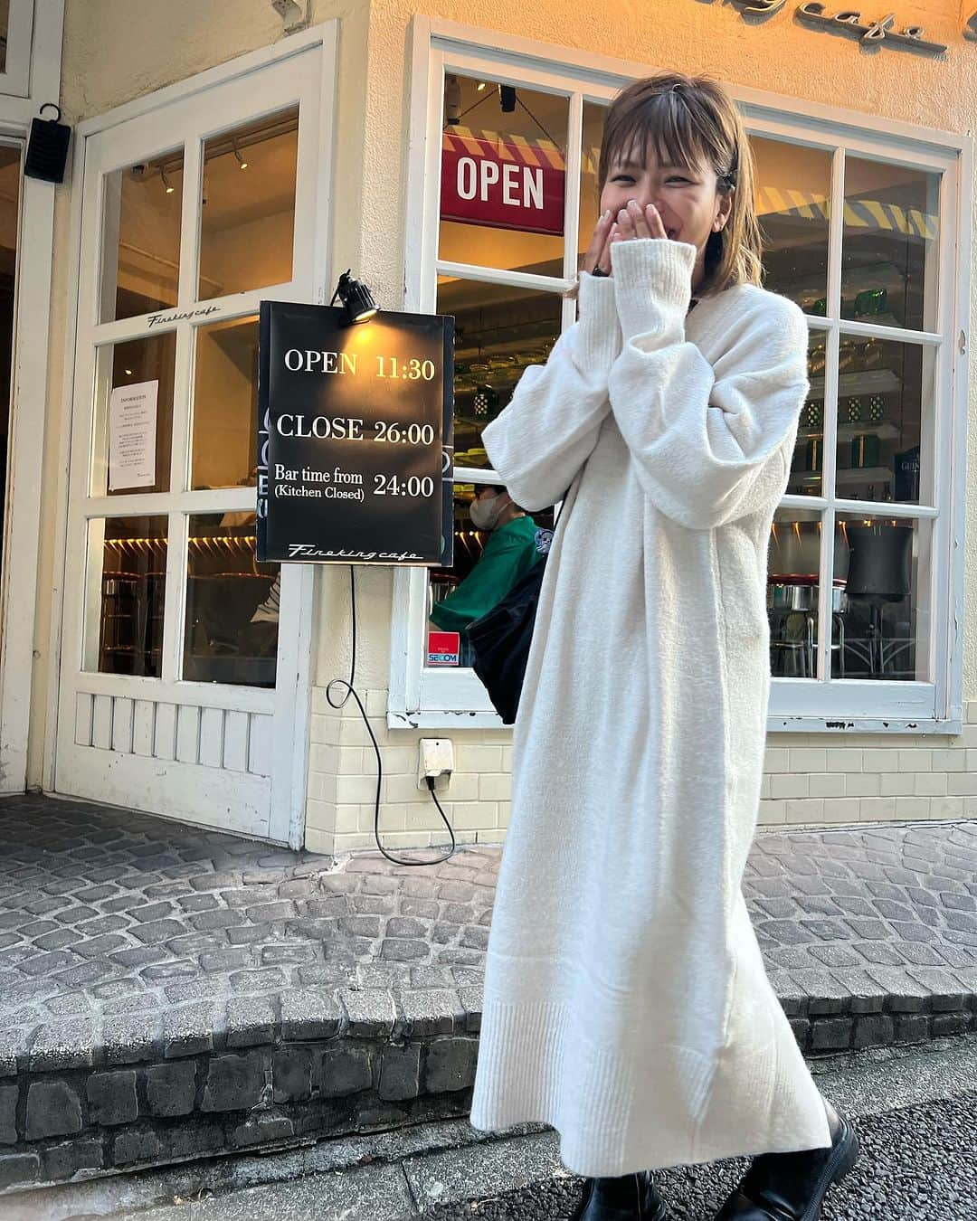 クロさんのインスタグラム写真 - (クロInstagram)「いつかのコーデ🫧🫧  @bonjoursagan のディープVネックニットワンピース♡♡♡ ダウンベスト合わせも好き♥️  可愛すぎる…🥺🫶🏽 zozotownで1,000円クーポン出ています〜🎫✧*。  #ボンサガ #bonjoursagan #bs_style #zozotoxm #大人カジュアル #トレンドコーデ #秋コーデ #骨格ストレート #イエベコーデ #イエベ秋 #イエベオータム #顔タイプフレッシュ #ママコーデ #カジュアルコーデ #ベストコーデ #クロリサコーデ」10月27日 21時14分 - kuro_risa