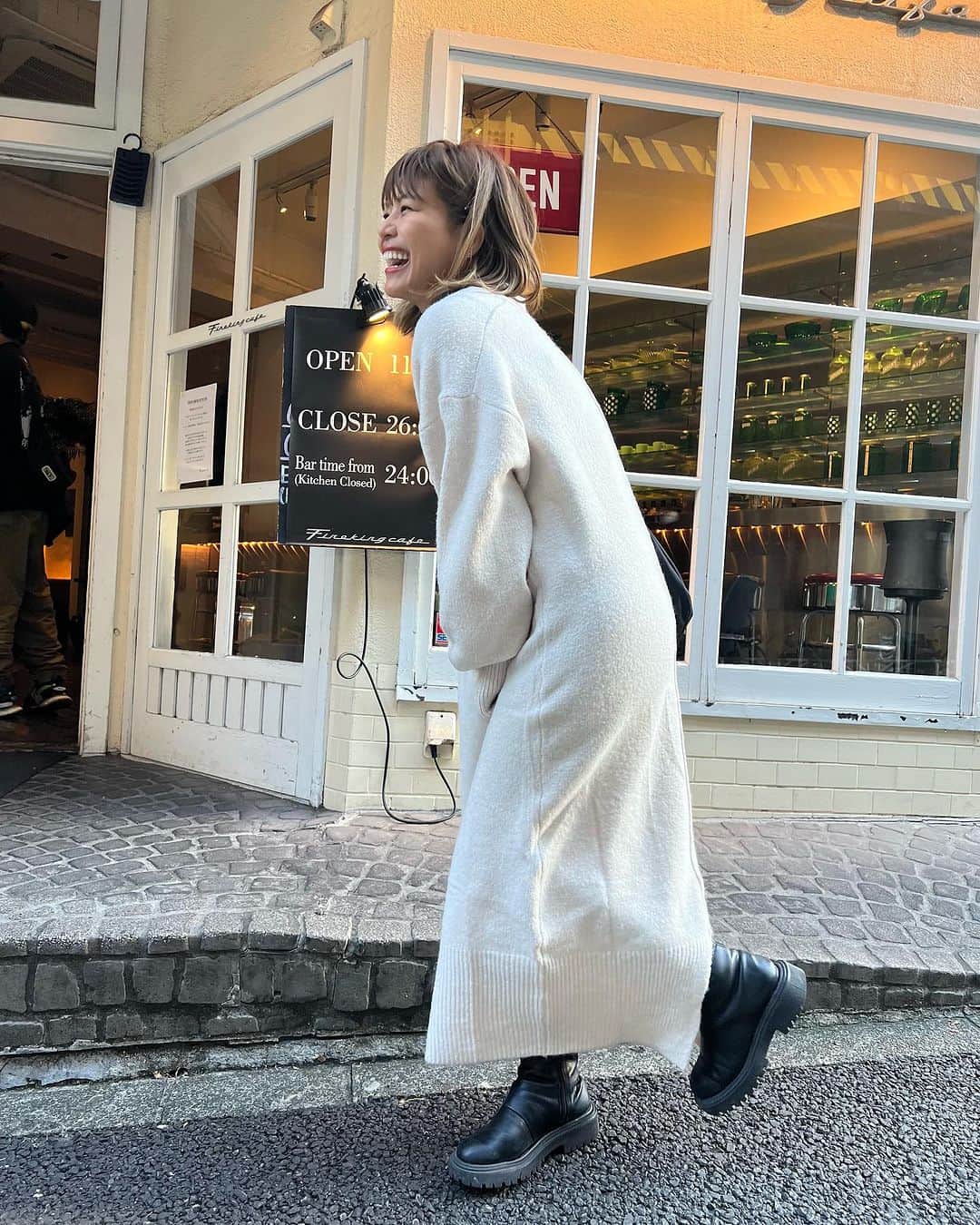 クロさんのインスタグラム写真 - (クロInstagram)「いつかのコーデ🫧🫧  @bonjoursagan のディープVネックニットワンピース♡♡♡ ダウンベスト合わせも好き♥️  可愛すぎる…🥺🫶🏽 zozotownで1,000円クーポン出ています〜🎫✧*。  #ボンサガ #bonjoursagan #bs_style #zozotoxm #大人カジュアル #トレンドコーデ #秋コーデ #骨格ストレート #イエベコーデ #イエベ秋 #イエベオータム #顔タイプフレッシュ #ママコーデ #カジュアルコーデ #ベストコーデ #クロリサコーデ」10月27日 21時14分 - kuro_risa
