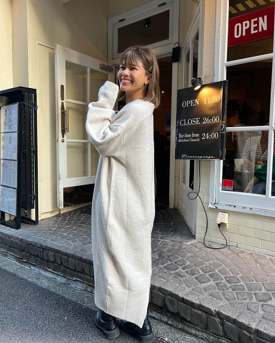 クロさんのインスタグラム写真 - (クロInstagram)「いつかのコーデ🫧🫧  @bonjoursagan のディープVネックニットワンピース♡♡♡ ダウンベスト合わせも好き♥️  可愛すぎる…🥺🫶🏽 zozotownで1,000円クーポン出ています〜🎫✧*。  #ボンサガ #bonjoursagan #bs_style #zozotoxm #大人カジュアル #トレンドコーデ #秋コーデ #骨格ストレート #イエベコーデ #イエベ秋 #イエベオータム #顔タイプフレッシュ #ママコーデ #カジュアルコーデ #ベストコーデ #クロリサコーデ」10月27日 21時14分 - kuro_risa