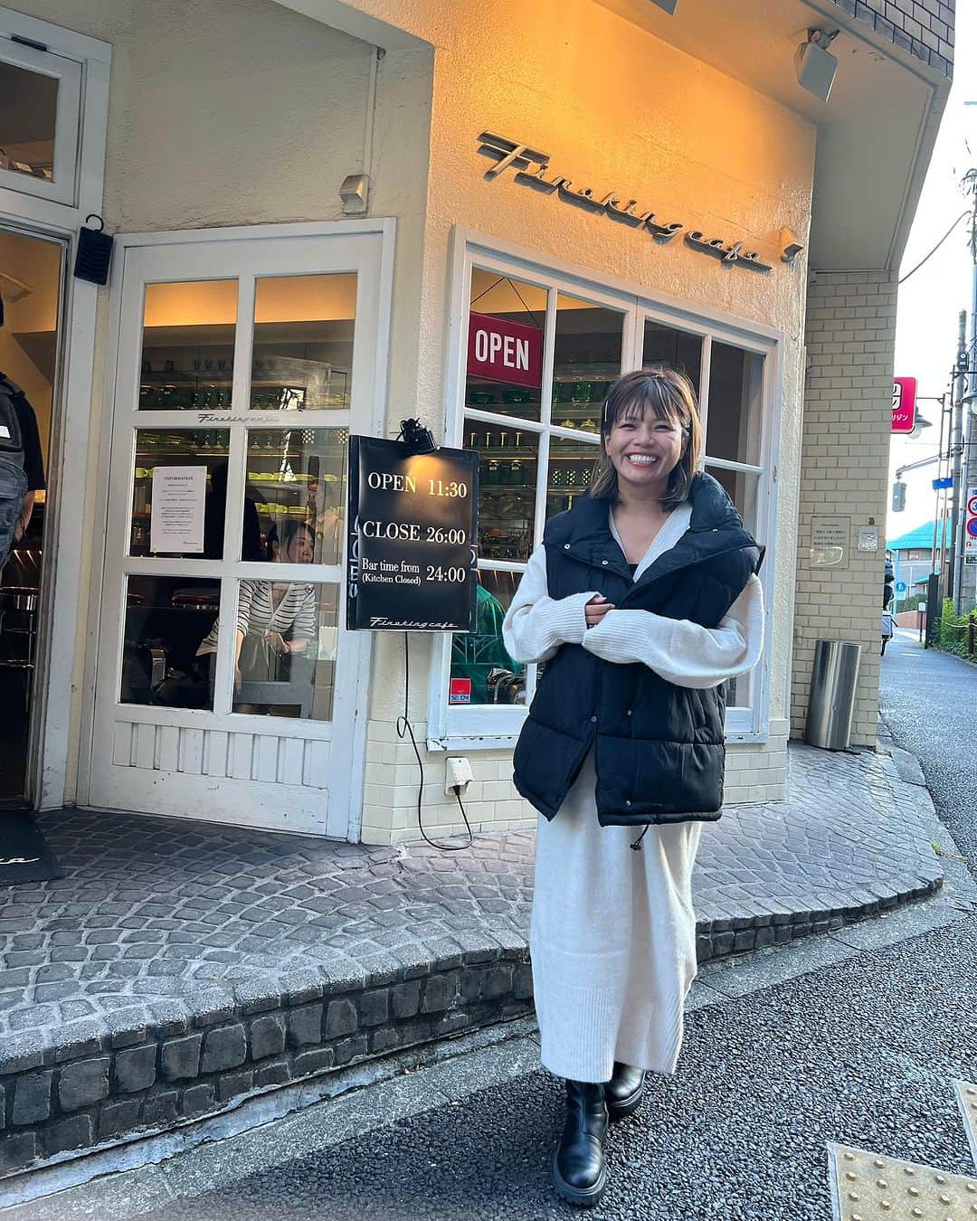 クロさんのインスタグラム写真 - (クロInstagram)「いつかのコーデ🫧🫧  @bonjoursagan のディープVネックニットワンピース♡♡♡ ダウンベスト合わせも好き♥️  可愛すぎる…🥺🫶🏽 zozotownで1,000円クーポン出ています〜🎫✧*。  #ボンサガ #bonjoursagan #bs_style #zozotoxm #大人カジュアル #トレンドコーデ #秋コーデ #骨格ストレート #イエベコーデ #イエベ秋 #イエベオータム #顔タイプフレッシュ #ママコーデ #カジュアルコーデ #ベストコーデ #クロリサコーデ」10月27日 21時14分 - kuro_risa