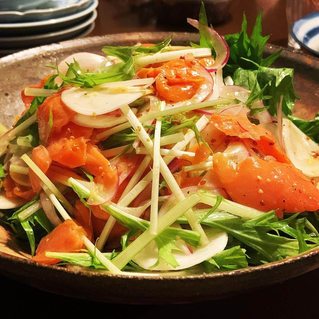 志摩有子のインスタグラム：「今夜はクリームシチュー。スープカレーならぬ、スープシチューと呼びたい汁だくタイプ。焼き付けた鶏もも肉に玉ねぎ、にんじん、メークイン、仕上げにブロッコリー。ルーは　@mother_inc のホワイトシチューのフレーク状のルーを。牛乳たっぷりに生クリームも少々。 かぶの葉を刻んでひと塩したものを絞って炊きたてご飯にのせた菜飯と。はい。クリームシチューはご飯と食べたい派です。副菜はかぶと水菜とサーモンのサラダ。 昨日のきんぴらごぼうも。甘辛味のお惣菜をシチューに合わせると下町の洋食屋さん風になる。  #クリームシチュー #スープシチュー　 #まろやかさっぱり #洋食屋さん風」