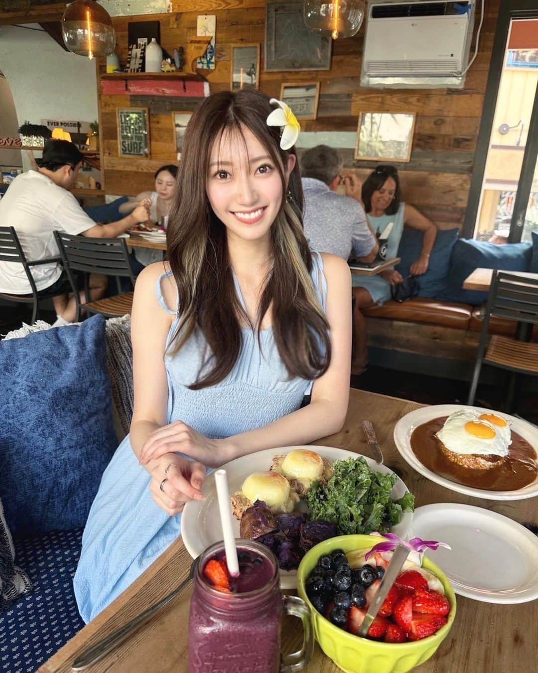 東海林里咲さんのインスタグラム写真 - (東海林里咲Instagram)「.  ハワイといえばの エッグベネディクトだったり ロコモコ、アサイーボウルを堪能𓌉𓇋 ‪‪❤︎‬  旅行って沢山食べちゃうよね。🥨‎  hair color @rr.salonginza ☺︎︎︎︎ #pr ‬ここ最近は落ち着いたカラーを お願いしてるよ𓂃 𓈒𓏸◌‬ . .」10月27日 21時15分 - risaaa_0411