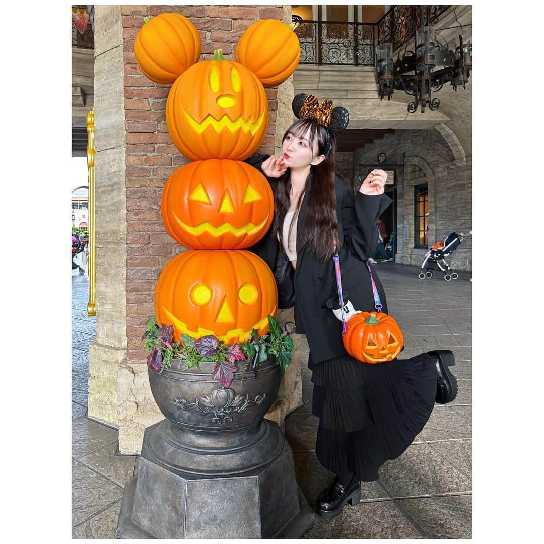 日比野芽奈さんのインスタグラム写真 - (日比野芽奈Instagram)「🎃𓂃 ◌‬𓈒𓋪‪ . . . 📍 メディテレーニアンハーバー / パッサッジョ・ミラコスタ . . . かぼちゃのポップコーンバケット スイッチをいれると光るの！💡⠜ . . . おばけの素材がぺこぺこ(?) していてきもちい💫 . . . みんなは何味のポップコーンが好き？🍿 私は、ハニーとガーリックシュリンプ！ . . . #東京ディズニーシー #ディズニーシー #東京ディズニーリゾート #ディズニーリゾート #ディズニーグッズ #ディズニーカチューシャ  #ディズニーコーデ#夢の国 #夢が叶う場所 #dハロ #dハロ2023  #ハロウィン  #ディズニーハロウィン  #ディズニー写真スポット #ディズニーフォトスポット #ミニーコーデ #ミニーバウンド #ディズニーカチューシャ  #秋コーデ #instagood #fashion #ootd #ootdfashion #tokyodisneysea #tdl #tokyodisneyresort #disney #disneyland  #halloween #disneyhalloween #minnie」10月27日 21時16分 - hibino_meina