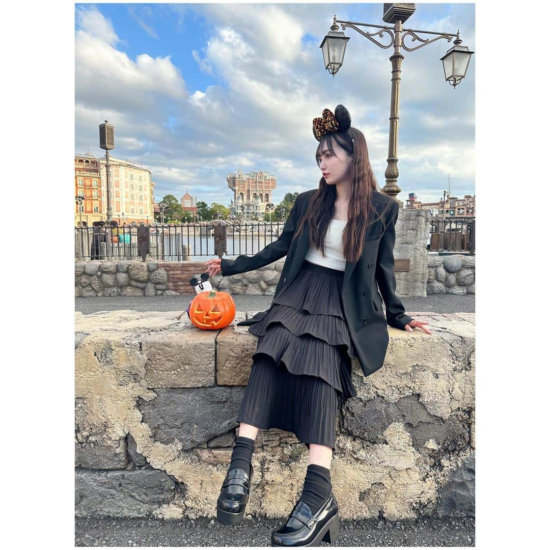 日比野芽奈さんのインスタグラム写真 - (日比野芽奈Instagram)「🎃𓂃 ◌‬𓈒𓋪‪ . . . 📍 メディテレーニアンハーバー / パッサッジョ・ミラコスタ . . . かぼちゃのポップコーンバケット スイッチをいれると光るの！💡⠜ . . . おばけの素材がぺこぺこ(?) していてきもちい💫 . . . みんなは何味のポップコーンが好き？🍿 私は、ハニーとガーリックシュリンプ！ . . . #東京ディズニーシー #ディズニーシー #東京ディズニーリゾート #ディズニーリゾート #ディズニーグッズ #ディズニーカチューシャ  #ディズニーコーデ#夢の国 #夢が叶う場所 #dハロ #dハロ2023  #ハロウィン  #ディズニーハロウィン  #ディズニー写真スポット #ディズニーフォトスポット #ミニーコーデ #ミニーバウンド #ディズニーカチューシャ  #秋コーデ #instagood #fashion #ootd #ootdfashion #tokyodisneysea #tdl #tokyodisneyresort #disney #disneyland  #halloween #disneyhalloween #minnie」10月27日 21時16分 - hibino_meina