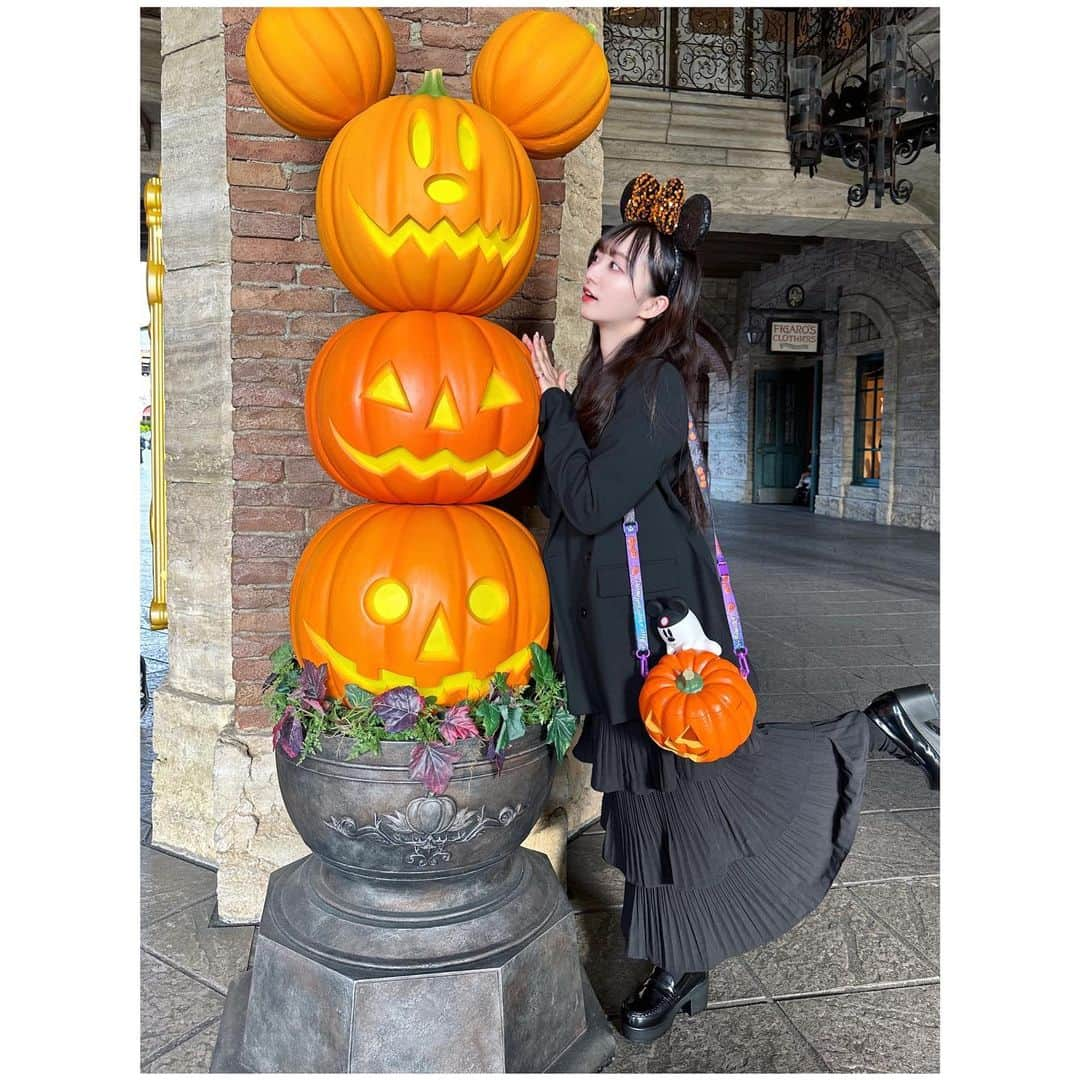 日比野芽奈さんのインスタグラム写真 - (日比野芽奈Instagram)「🎃𓂃 ◌‬𓈒𓋪‪ . . . 📍 メディテレーニアンハーバー / パッサッジョ・ミラコスタ . . . かぼちゃのポップコーンバケット スイッチをいれると光るの！💡⠜ . . . おばけの素材がぺこぺこ(?) していてきもちい💫 . . . みんなは何味のポップコーンが好き？🍿 私は、ハニーとガーリックシュリンプ！ . . . #東京ディズニーシー #ディズニーシー #東京ディズニーリゾート #ディズニーリゾート #ディズニーグッズ #ディズニーカチューシャ  #ディズニーコーデ#夢の国 #夢が叶う場所 #dハロ #dハロ2023  #ハロウィン  #ディズニーハロウィン  #ディズニー写真スポット #ディズニーフォトスポット #ミニーコーデ #ミニーバウンド #ディズニーカチューシャ  #秋コーデ #instagood #fashion #ootd #ootdfashion #tokyodisneysea #tdl #tokyodisneyresort #disney #disneyland  #halloween #disneyhalloween #minnie」10月27日 21時16分 - hibino_meina