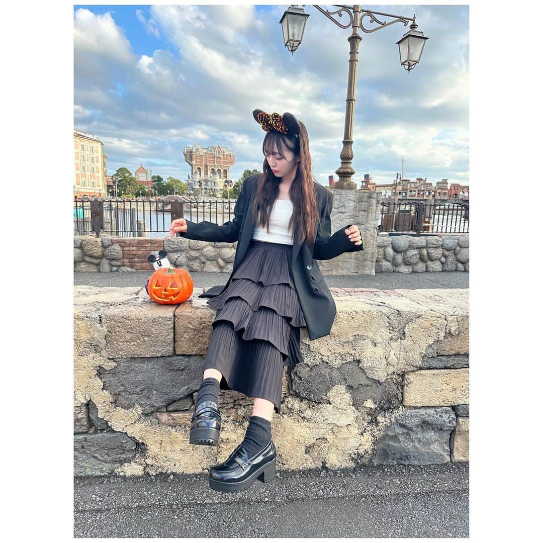 日比野芽奈さんのインスタグラム写真 - (日比野芽奈Instagram)「🎃𓂃 ◌‬𓈒𓋪‪ . . . 📍 メディテレーニアンハーバー / パッサッジョ・ミラコスタ . . . かぼちゃのポップコーンバケット スイッチをいれると光るの！💡⠜ . . . おばけの素材がぺこぺこ(?) していてきもちい💫 . . . みんなは何味のポップコーンが好き？🍿 私は、ハニーとガーリックシュリンプ！ . . . #東京ディズニーシー #ディズニーシー #東京ディズニーリゾート #ディズニーリゾート #ディズニーグッズ #ディズニーカチューシャ  #ディズニーコーデ#夢の国 #夢が叶う場所 #dハロ #dハロ2023  #ハロウィン  #ディズニーハロウィン  #ディズニー写真スポット #ディズニーフォトスポット #ミニーコーデ #ミニーバウンド #ディズニーカチューシャ  #秋コーデ #instagood #fashion #ootd #ootdfashion #tokyodisneysea #tdl #tokyodisneyresort #disney #disneyland  #halloween #disneyhalloween #minnie」10月27日 21時16分 - hibino_meina