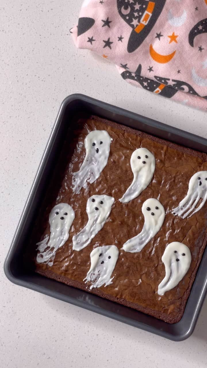 Instagramのインスタグラム：「Ghost brownies 👻 ⁣⁣  ⁣⁣ #InTheMoment ⁣⁣  ⁣⁣ Video by @thefashionaries」