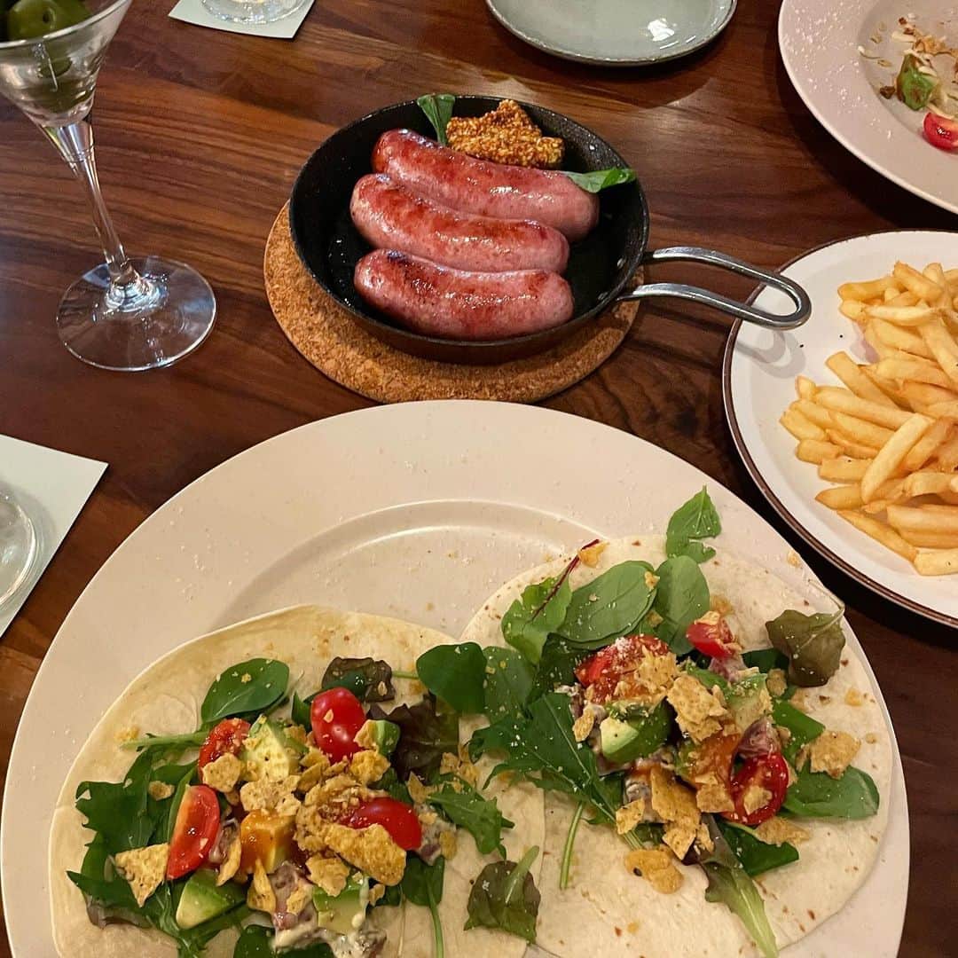 生形由佳さんのインスタグラム写真 - (生形由佳Instagram)「・ 素敵なカフェバー見つけてしまった~🍸✨ @arleee_nakameguro  店内の雰囲気良くて心地よかった🌛  @danielwellington ジュエリーのような 華奢で上品なデザインがとても可愛い❤︎ 15%offになるのでぜひ🫧 ▶︎クーポンコード【YUKA.UB】  #PR #ダニエルウェリントン  #DW12周年 #dwturns12 #FW2023 #yesdw   #中目黒カフェ」10月27日 21時17分 - yuka.ub