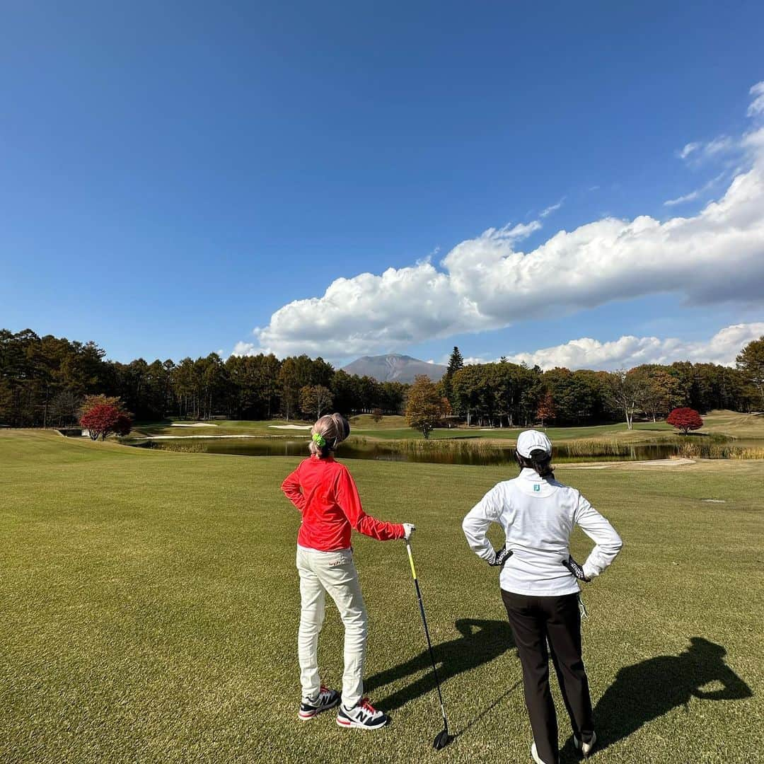 梅宮アンナさんのインスタグラム写真 - (梅宮アンナInstagram)「本日は、中軽井沢カントリークラブへ ⛳️ 素敵なメンバーと素敵な景色と素敵なゴルフ場でした⛳️✨✨ 朝の気温3℃でした🥶段々と寒くなって本当に朝は 寒かったです🥶 本日は、 小坂順子さん 加藤マフミさん 江幡夕美さんとプレイでした✨✨ 今日は、私は勉強会👍でした！貴重で 色々と学びある時でした😊😊 緊張感は必要だなとつくづく感じた本日のゴルフでした😉 OBもあり、池ポチャもありました💦 トータルは、112と言うスコアでしたが、内容が良かったゴルフでした。 課題は盛り盛りです😅 頑張って上手くなりたい‼️ です😉😉道のりは遠いなぁ〜😅  #中軽井沢カントリークラブ  #浅間山  #ゴルフ女子  #ゴルフレッスン  #ゴルフ場  #課題は盛り盛り  #軽井沢」10月27日 21時17分 - annaumemiya