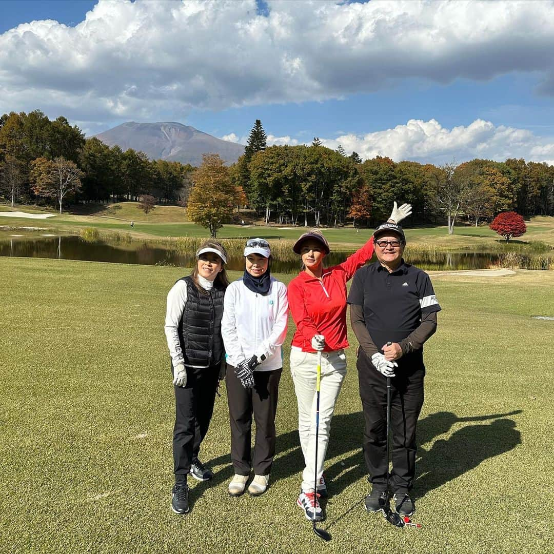 梅宮アンナさんのインスタグラム写真 - (梅宮アンナInstagram)「本日は、中軽井沢カントリークラブへ ⛳️ 素敵なメンバーと素敵な景色と素敵なゴルフ場でした⛳️✨✨ 朝の気温3℃でした🥶段々と寒くなって本当に朝は 寒かったです🥶 本日は、 小坂順子さん 加藤マフミさん 江幡夕美さんとプレイでした✨✨ 今日は、私は勉強会👍でした！貴重で 色々と学びある時でした😊😊 緊張感は必要だなとつくづく感じた本日のゴルフでした😉 OBもあり、池ポチャもありました💦 トータルは、112と言うスコアでしたが、内容が良かったゴルフでした。 課題は盛り盛りです😅 頑張って上手くなりたい‼️ です😉😉道のりは遠いなぁ〜😅  #中軽井沢カントリークラブ  #浅間山  #ゴルフ女子  #ゴルフレッスン  #ゴルフ場  #課題は盛り盛り  #軽井沢」10月27日 21時17分 - annaumemiya