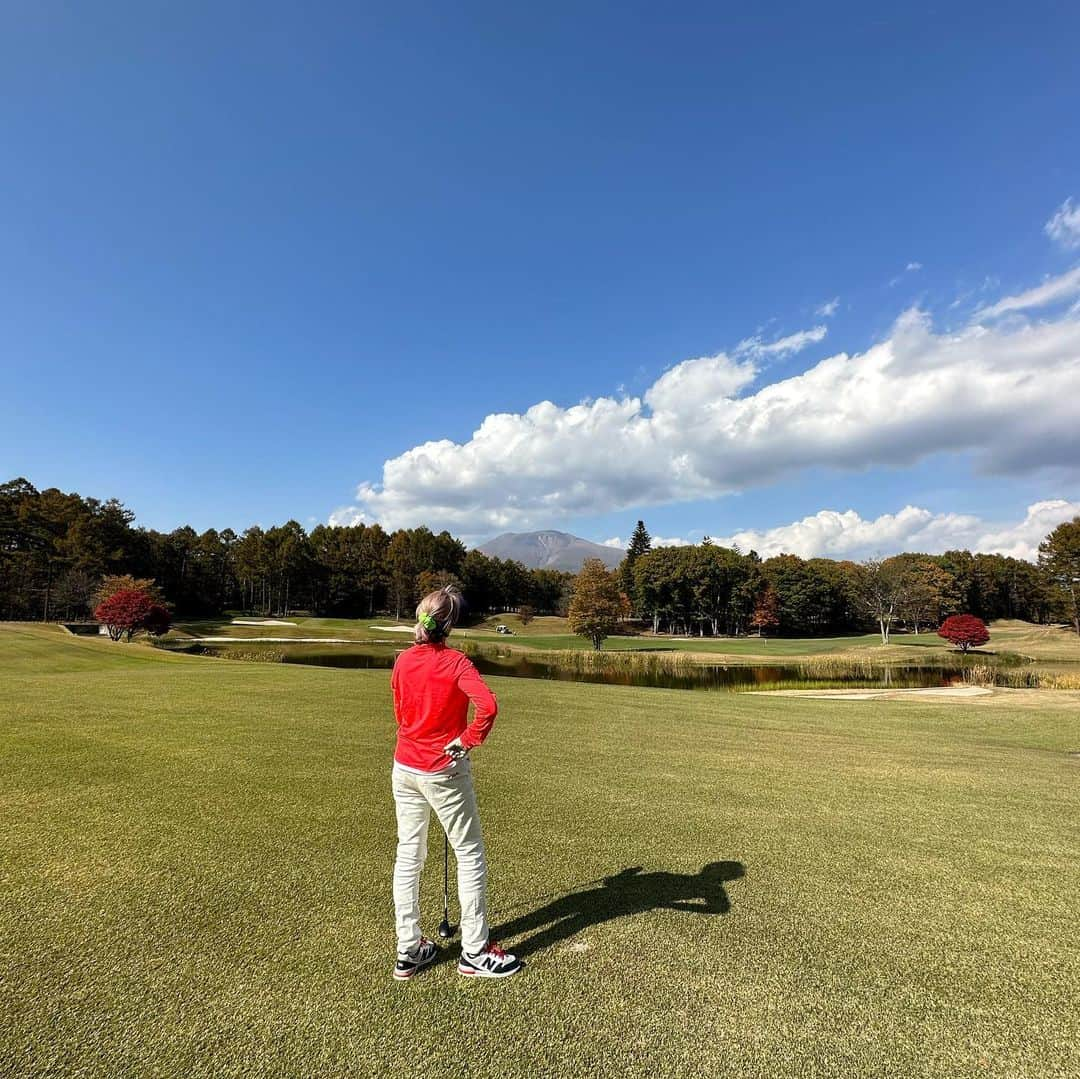 梅宮アンナさんのインスタグラム写真 - (梅宮アンナInstagram)「本日は、中軽井沢カントリークラブへ ⛳️ 素敵なメンバーと素敵な景色と素敵なゴルフ場でした⛳️✨✨ 朝の気温3℃でした🥶段々と寒くなって本当に朝は 寒かったです🥶 本日は、 小坂順子さん 加藤マフミさん 江幡夕美さんとプレイでした✨✨ 今日は、私は勉強会👍でした！貴重で 色々と学びある時でした😊😊 緊張感は必要だなとつくづく感じた本日のゴルフでした😉 OBもあり、池ポチャもありました💦 トータルは、112と言うスコアでしたが、内容が良かったゴルフでした。 課題は盛り盛りです😅 頑張って上手くなりたい‼️ です😉😉道のりは遠いなぁ〜😅  #中軽井沢カントリークラブ  #浅間山  #ゴルフ女子  #ゴルフレッスン  #ゴルフ場  #課題は盛り盛り  #軽井沢」10月27日 21時17分 - annaumemiya