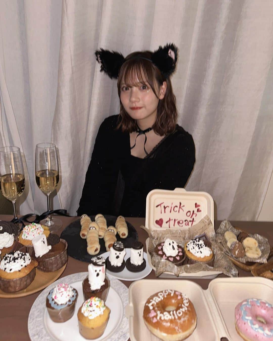 NANOKAのインスタグラム：「Halloween homeparty🎃🐈‍⬛♡  ドーナツ以外手作りして、 デコレーションして楽しかったー🫶🏻  ゆまありがとう☺️  #ハロウィン #ハロウィンパーティー #ホームパーティー」