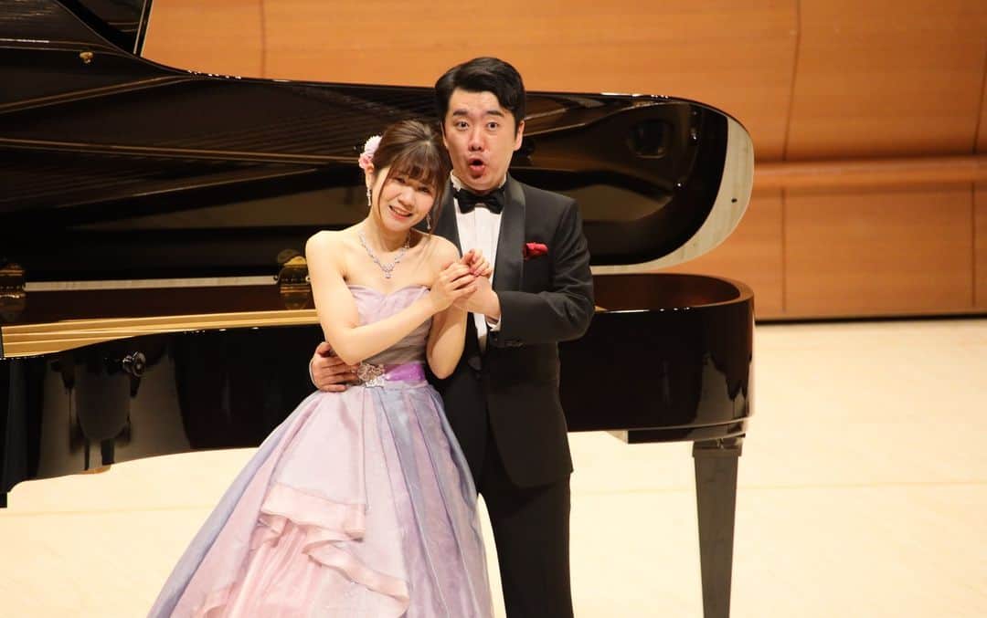 小野友葵子さんのインスタグラム写真 - (小野友葵子Instagram)「【5/5（祝金）東京国際音楽祭2023～I BOCCIOLI～】  随分前になりますが、、 5/4、5、6と3日間かけて開催された 🎼『東京国際音楽祭2023』🎼  2日目5/5（祝金）の WORLD CLASSIC MUSICに、 小野友葵子と小野友葵子プロデュースアーティストグループ『I BOCCIOLI』がトリにて出演いたしました！！！！🎶  リニューアルして生まれ変わった大田区民ホール・アプリコ（1477名収容）にて。  私のソロコンサートの後は、 I BOCCIOLIによるお笑いコンサート。🎶  出演メンバーはこの6人。  🌹織田彩耶子（ソプラノ） 🌹金子久未（ソプラノ） 🌹小林可奈（ソプラノ） 🌹新家華織（メゾソプラノ） 🌹松田健（テノール） 🌹木村雄太（バリトン）  🌼Verdi（ヴェルディ） 　オペラ『La Traviata（椿姫）』より“Brindisi（乾杯の歌）” 全員  🌼Mozart（モーツァルト） 　オペラ『Così fan tutte（コジ・ファン・トゥッテ）』より” In uomini, in soldati（男たちに、兵士たちに）” 金子  🌼Mozart（モーツァルト） 　オペラ『Le nozze di Figaro（フィガロの結婚）』より”Via resti servita, madama brillante（喧嘩の二重唱）” 小林・新家  🌼Rossini（ロッシーニ） 　オペラ『Il Barbiere di Siviglia（セビリアの理髪師）』より”Largo al factotum(私は町の何でも屋)” 木村  🌼Rossini（ロッシーニ） 　オペラ『Il Barbiere di Siviglia（セビリアの理髪師）』より”Una voce poco fa（今の歌声は）” 小林  🌼Mozart（モーツァルト） 　オペラ『Don Giovanni（ドン・ジョヴァンニ）』より”Là ci darem la mano（お手をどうぞ）” 金子・木村  🌼Strauss（シュトラウス） 　オペレッタ『Die Fledermaus（こうもり）』より”Mein Herr Marquis(侯爵様、あなたのようなお方は)” 織田  🌼Donizetti（ドニゼッティ） 　オペラ『L'elisir d'amore（愛の妙薬）』より”Lallarala la la la la（ラララの二重唱）” 金子・松田  ※BOCCIOLI名物 🌼Rossini（ロッシーニ） 　”Duetto buffo di due gatti（猫の二重唱）” 織田・小林・新家・木村・（小野）  🌼Puccini（プッチーニ） 　オペラ『La Bohème（ラ・ボエーム）』より”O Mimì, tu più non torni（ミミはもう戻ってこない）” 松田・木村  🌼Bizet（ビゼー） 　オペラ『Carmen（カルメン）』より”L'amour est un oiseau rebelle（恋は野の鳥）” 新家  🌼Bizet（ビゼー） 　オペラ『Carmen（カルメン）』より”La fleur que tu m'avais jetée（お前の投げたこの花を）” 松田  🌼Strauss（シュトラウス） 　オペレッタ『Die Fledermaus（こうもり）』より“Im Feuerstrom der Reben（シャンパンの歌）” 小野友葵子訳詞 全員  【アンコール】 🌼Denza（デンツァ） 　”Funiculì funiculà（フニクリフニクラ）” 全員  BOCCIOLI名物『猫の二重唱』では、私も乱入！！（笑）  お笑いコンサートというテーマだけあって、6人のコミカルなキャラに、お客様も大爆笑してくださっていました。💕   ピアニストは樋口晃子ちゃん。🎹  最後は、私もステージに呼ばれ、 みんなでカーテンコール。  メンバーからのサプライズの花束プレゼントに感激でした。💐  続く。💖  ｡.｡:+* ﾟ ゜ﾟ *+:｡.｡:+* ﾟ ゜ﾟ *+:｡.｡  #東京国際音楽祭2023 #東京国際音楽祭 #世界と未来を紡ぐ音楽祭 #日本ジャズ協会 #大田区 #アプリコ #BOCCIOLI #IBOCCIOLI #5月5日 #お笑いコンサート #キャラ濃いめ #ソプラノ歌手 #オペラ歌手 #オペラ #錦戸部屋女将 #バラ好き #パンダ好き #ミラノ #イタリア #ラジオパーソナリティー #プロデューサー #若手アーティスト支援 #デビュー15周年」10月27日 21時18分 - yukikoonosoprano