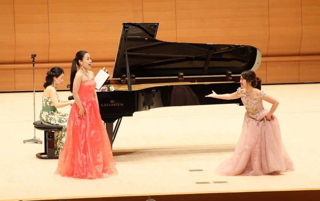小野友葵子さんのインスタグラム写真 - (小野友葵子Instagram)「【5/5（祝金）東京国際音楽祭2023～I BOCCIOLI～】  随分前になりますが、、 5/4、5、6と3日間かけて開催された 🎼『東京国際音楽祭2023』🎼  2日目5/5（祝金）の WORLD CLASSIC MUSICに、 小野友葵子と小野友葵子プロデュースアーティストグループ『I BOCCIOLI』がトリにて出演いたしました！！！！🎶  リニューアルして生まれ変わった大田区民ホール・アプリコ（1477名収容）にて。  私のソロコンサートの後は、 I BOCCIOLIによるお笑いコンサート。🎶  出演メンバーはこの6人。  🌹織田彩耶子（ソプラノ） 🌹金子久未（ソプラノ） 🌹小林可奈（ソプラノ） 🌹新家華織（メゾソプラノ） 🌹松田健（テノール） 🌹木村雄太（バリトン）  🌼Verdi（ヴェルディ） 　オペラ『La Traviata（椿姫）』より“Brindisi（乾杯の歌）” 全員  🌼Mozart（モーツァルト） 　オペラ『Così fan tutte（コジ・ファン・トゥッテ）』より” In uomini, in soldati（男たちに、兵士たちに）” 金子  🌼Mozart（モーツァルト） 　オペラ『Le nozze di Figaro（フィガロの結婚）』より”Via resti servita, madama brillante（喧嘩の二重唱）” 小林・新家  🌼Rossini（ロッシーニ） 　オペラ『Il Barbiere di Siviglia（セビリアの理髪師）』より”Largo al factotum(私は町の何でも屋)” 木村  🌼Rossini（ロッシーニ） 　オペラ『Il Barbiere di Siviglia（セビリアの理髪師）』より”Una voce poco fa（今の歌声は）” 小林  🌼Mozart（モーツァルト） 　オペラ『Don Giovanni（ドン・ジョヴァンニ）』より”Là ci darem la mano（お手をどうぞ）” 金子・木村  🌼Strauss（シュトラウス） 　オペレッタ『Die Fledermaus（こうもり）』より”Mein Herr Marquis(侯爵様、あなたのようなお方は)” 織田  🌼Donizetti（ドニゼッティ） 　オペラ『L'elisir d'amore（愛の妙薬）』より”Lallarala la la la la（ラララの二重唱）” 金子・松田  ※BOCCIOLI名物 🌼Rossini（ロッシーニ） 　”Duetto buffo di due gatti（猫の二重唱）” 織田・小林・新家・木村・（小野）  🌼Puccini（プッチーニ） 　オペラ『La Bohème（ラ・ボエーム）』より”O Mimì, tu più non torni（ミミはもう戻ってこない）” 松田・木村  🌼Bizet（ビゼー） 　オペラ『Carmen（カルメン）』より”L'amour est un oiseau rebelle（恋は野の鳥）” 新家  🌼Bizet（ビゼー） 　オペラ『Carmen（カルメン）』より”La fleur que tu m'avais jetée（お前の投げたこの花を）” 松田  🌼Strauss（シュトラウス） 　オペレッタ『Die Fledermaus（こうもり）』より“Im Feuerstrom der Reben（シャンパンの歌）” 小野友葵子訳詞 全員  【アンコール】 🌼Denza（デンツァ） 　”Funiculì funiculà（フニクリフニクラ）” 全員  BOCCIOLI名物『猫の二重唱』では、私も乱入！！（笑）  お笑いコンサートというテーマだけあって、6人のコミカルなキャラに、お客様も大爆笑してくださっていました。💕   ピアニストは樋口晃子ちゃん。🎹  最後は、私もステージに呼ばれ、 みんなでカーテンコール。  メンバーからのサプライズの花束プレゼントに感激でした。💐  続く。💖  ｡.｡:+* ﾟ ゜ﾟ *+:｡.｡:+* ﾟ ゜ﾟ *+:｡.｡  #東京国際音楽祭2023 #東京国際音楽祭 #世界と未来を紡ぐ音楽祭 #日本ジャズ協会 #大田区 #アプリコ #BOCCIOLI #IBOCCIOLI #5月5日 #お笑いコンサート #キャラ濃いめ #ソプラノ歌手 #オペラ歌手 #オペラ #錦戸部屋女将 #バラ好き #パンダ好き #ミラノ #イタリア #ラジオパーソナリティー #プロデューサー #若手アーティスト支援 #デビュー15周年」10月27日 21時18分 - yukikoonosoprano