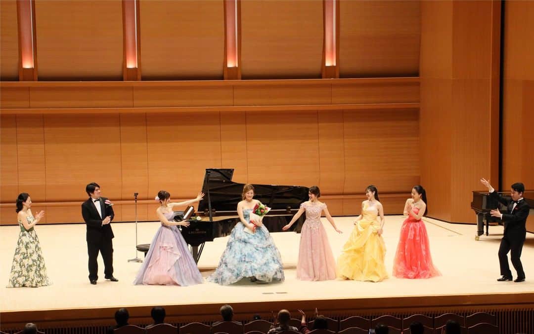 小野友葵子さんのインスタグラム写真 - (小野友葵子Instagram)「【5/5（祝金）東京国際音楽祭2023～I BOCCIOLI～】  随分前になりますが、、 5/4、5、6と3日間かけて開催された 🎼『東京国際音楽祭2023』🎼  2日目5/5（祝金）の WORLD CLASSIC MUSICに、 小野友葵子と小野友葵子プロデュースアーティストグループ『I BOCCIOLI』がトリにて出演いたしました！！！！🎶  リニューアルして生まれ変わった大田区民ホール・アプリコ（1477名収容）にて。  私のソロコンサートの後は、 I BOCCIOLIによるお笑いコンサート。🎶  出演メンバーはこの6人。  🌹織田彩耶子（ソプラノ） 🌹金子久未（ソプラノ） 🌹小林可奈（ソプラノ） 🌹新家華織（メゾソプラノ） 🌹松田健（テノール） 🌹木村雄太（バリトン）  🌼Verdi（ヴェルディ） 　オペラ『La Traviata（椿姫）』より“Brindisi（乾杯の歌）” 全員  🌼Mozart（モーツァルト） 　オペラ『Così fan tutte（コジ・ファン・トゥッテ）』より” In uomini, in soldati（男たちに、兵士たちに）” 金子  🌼Mozart（モーツァルト） 　オペラ『Le nozze di Figaro（フィガロの結婚）』より”Via resti servita, madama brillante（喧嘩の二重唱）” 小林・新家  🌼Rossini（ロッシーニ） 　オペラ『Il Barbiere di Siviglia（セビリアの理髪師）』より”Largo al factotum(私は町の何でも屋)” 木村  🌼Rossini（ロッシーニ） 　オペラ『Il Barbiere di Siviglia（セビリアの理髪師）』より”Una voce poco fa（今の歌声は）” 小林  🌼Mozart（モーツァルト） 　オペラ『Don Giovanni（ドン・ジョヴァンニ）』より”Là ci darem la mano（お手をどうぞ）” 金子・木村  🌼Strauss（シュトラウス） 　オペレッタ『Die Fledermaus（こうもり）』より”Mein Herr Marquis(侯爵様、あなたのようなお方は)” 織田  🌼Donizetti（ドニゼッティ） 　オペラ『L'elisir d'amore（愛の妙薬）』より”Lallarala la la la la（ラララの二重唱）” 金子・松田  ※BOCCIOLI名物 🌼Rossini（ロッシーニ） 　”Duetto buffo di due gatti（猫の二重唱）” 織田・小林・新家・木村・（小野）  🌼Puccini（プッチーニ） 　オペラ『La Bohème（ラ・ボエーム）』より”O Mimì, tu più non torni（ミミはもう戻ってこない）” 松田・木村  🌼Bizet（ビゼー） 　オペラ『Carmen（カルメン）』より”L'amour est un oiseau rebelle（恋は野の鳥）” 新家  🌼Bizet（ビゼー） 　オペラ『Carmen（カルメン）』より”La fleur que tu m'avais jetée（お前の投げたこの花を）” 松田  🌼Strauss（シュトラウス） 　オペレッタ『Die Fledermaus（こうもり）』より“Im Feuerstrom der Reben（シャンパンの歌）” 小野友葵子訳詞 全員  【アンコール】 🌼Denza（デンツァ） 　”Funiculì funiculà（フニクリフニクラ）” 全員  BOCCIOLI名物『猫の二重唱』では、私も乱入！！（笑）  お笑いコンサートというテーマだけあって、6人のコミカルなキャラに、お客様も大爆笑してくださっていました。💕   ピアニストは樋口晃子ちゃん。🎹  最後は、私もステージに呼ばれ、 みんなでカーテンコール。  メンバーからのサプライズの花束プレゼントに感激でした。💐  続く。💖  ｡.｡:+* ﾟ ゜ﾟ *+:｡.｡:+* ﾟ ゜ﾟ *+:｡.｡  #東京国際音楽祭2023 #東京国際音楽祭 #世界と未来を紡ぐ音楽祭 #日本ジャズ協会 #大田区 #アプリコ #BOCCIOLI #IBOCCIOLI #5月5日 #お笑いコンサート #キャラ濃いめ #ソプラノ歌手 #オペラ歌手 #オペラ #錦戸部屋女将 #バラ好き #パンダ好き #ミラノ #イタリア #ラジオパーソナリティー #プロデューサー #若手アーティスト支援 #デビュー15周年」10月27日 21時18分 - yukikoonosoprano