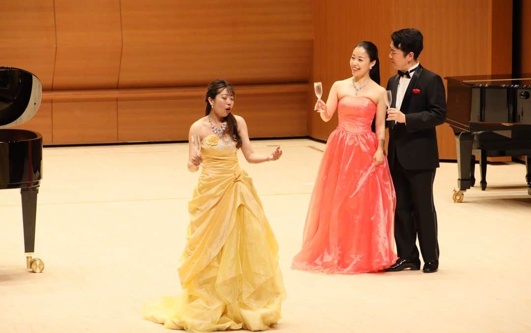 小野友葵子さんのインスタグラム写真 - (小野友葵子Instagram)「【5/5（祝金）東京国際音楽祭2023～I BOCCIOLI～】  随分前になりますが、、 5/4、5、6と3日間かけて開催された 🎼『東京国際音楽祭2023』🎼  2日目5/5（祝金）の WORLD CLASSIC MUSICに、 小野友葵子と小野友葵子プロデュースアーティストグループ『I BOCCIOLI』がトリにて出演いたしました！！！！🎶  リニューアルして生まれ変わった大田区民ホール・アプリコ（1477名収容）にて。  私のソロコンサートの後は、 I BOCCIOLIによるお笑いコンサート。🎶  出演メンバーはこの6人。  🌹織田彩耶子（ソプラノ） 🌹金子久未（ソプラノ） 🌹小林可奈（ソプラノ） 🌹新家華織（メゾソプラノ） 🌹松田健（テノール） 🌹木村雄太（バリトン）  🌼Verdi（ヴェルディ） 　オペラ『La Traviata（椿姫）』より“Brindisi（乾杯の歌）” 全員  🌼Mozart（モーツァルト） 　オペラ『Così fan tutte（コジ・ファン・トゥッテ）』より” In uomini, in soldati（男たちに、兵士たちに）” 金子  🌼Mozart（モーツァルト） 　オペラ『Le nozze di Figaro（フィガロの結婚）』より”Via resti servita, madama brillante（喧嘩の二重唱）” 小林・新家  🌼Rossini（ロッシーニ） 　オペラ『Il Barbiere di Siviglia（セビリアの理髪師）』より”Largo al factotum(私は町の何でも屋)” 木村  🌼Rossini（ロッシーニ） 　オペラ『Il Barbiere di Siviglia（セビリアの理髪師）』より”Una voce poco fa（今の歌声は）” 小林  🌼Mozart（モーツァルト） 　オペラ『Don Giovanni（ドン・ジョヴァンニ）』より”Là ci darem la mano（お手をどうぞ）” 金子・木村  🌼Strauss（シュトラウス） 　オペレッタ『Die Fledermaus（こうもり）』より”Mein Herr Marquis(侯爵様、あなたのようなお方は)” 織田  🌼Donizetti（ドニゼッティ） 　オペラ『L'elisir d'amore（愛の妙薬）』より”Lallarala la la la la（ラララの二重唱）” 金子・松田  ※BOCCIOLI名物 🌼Rossini（ロッシーニ） 　”Duetto buffo di due gatti（猫の二重唱）” 織田・小林・新家・木村・（小野）  🌼Puccini（プッチーニ） 　オペラ『La Bohème（ラ・ボエーム）』より”O Mimì, tu più non torni（ミミはもう戻ってこない）” 松田・木村  🌼Bizet（ビゼー） 　オペラ『Carmen（カルメン）』より”L'amour est un oiseau rebelle（恋は野の鳥）” 新家  🌼Bizet（ビゼー） 　オペラ『Carmen（カルメン）』より”La fleur que tu m'avais jetée（お前の投げたこの花を）” 松田  🌼Strauss（シュトラウス） 　オペレッタ『Die Fledermaus（こうもり）』より“Im Feuerstrom der Reben（シャンパンの歌）” 小野友葵子訳詞 全員  【アンコール】 🌼Denza（デンツァ） 　”Funiculì funiculà（フニクリフニクラ）” 全員  BOCCIOLI名物『猫の二重唱』では、私も乱入！！（笑）  お笑いコンサートというテーマだけあって、6人のコミカルなキャラに、お客様も大爆笑してくださっていました。💕   ピアニストは樋口晃子ちゃん。🎹  最後は、私もステージに呼ばれ、 みんなでカーテンコール。  メンバーからのサプライズの花束プレゼントに感激でした。💐  続く。💖  ｡.｡:+* ﾟ ゜ﾟ *+:｡.｡:+* ﾟ ゜ﾟ *+:｡.｡  #東京国際音楽祭2023 #東京国際音楽祭 #世界と未来を紡ぐ音楽祭 #日本ジャズ協会 #大田区 #アプリコ #BOCCIOLI #IBOCCIOLI #5月5日 #お笑いコンサート #キャラ濃いめ #ソプラノ歌手 #オペラ歌手 #オペラ #錦戸部屋女将 #バラ好き #パンダ好き #ミラノ #イタリア #ラジオパーソナリティー #プロデューサー #若手アーティスト支援 #デビュー15周年」10月27日 21時18分 - yukikoonosoprano