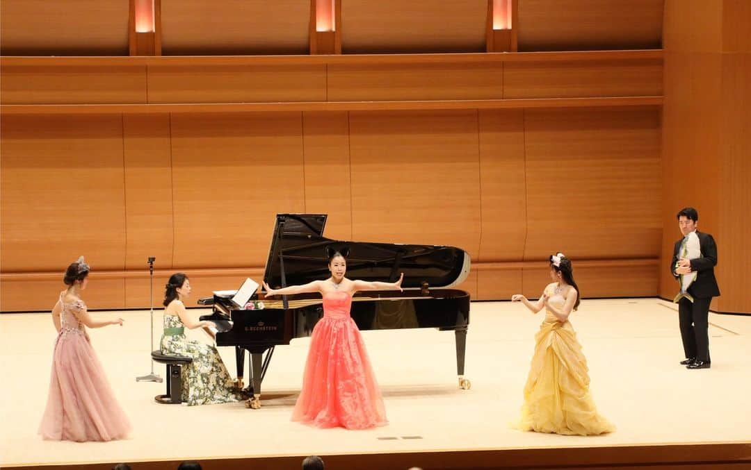 小野友葵子さんのインスタグラム写真 - (小野友葵子Instagram)「【5/5（祝金）東京国際音楽祭2023～I BOCCIOLI～】  随分前になりますが、、 5/4、5、6と3日間かけて開催された 🎼『東京国際音楽祭2023』🎼  2日目5/5（祝金）の WORLD CLASSIC MUSICに、 小野友葵子と小野友葵子プロデュースアーティストグループ『I BOCCIOLI』がトリにて出演いたしました！！！！🎶  リニューアルして生まれ変わった大田区民ホール・アプリコ（1477名収容）にて。  私のソロコンサートの後は、 I BOCCIOLIによるお笑いコンサート。🎶  出演メンバーはこの6人。  🌹織田彩耶子（ソプラノ） 🌹金子久未（ソプラノ） 🌹小林可奈（ソプラノ） 🌹新家華織（メゾソプラノ） 🌹松田健（テノール） 🌹木村雄太（バリトン）  🌼Verdi（ヴェルディ） 　オペラ『La Traviata（椿姫）』より“Brindisi（乾杯の歌）” 全員  🌼Mozart（モーツァルト） 　オペラ『Così fan tutte（コジ・ファン・トゥッテ）』より” In uomini, in soldati（男たちに、兵士たちに）” 金子  🌼Mozart（モーツァルト） 　オペラ『Le nozze di Figaro（フィガロの結婚）』より”Via resti servita, madama brillante（喧嘩の二重唱）” 小林・新家  🌼Rossini（ロッシーニ） 　オペラ『Il Barbiere di Siviglia（セビリアの理髪師）』より”Largo al factotum(私は町の何でも屋)” 木村  🌼Rossini（ロッシーニ） 　オペラ『Il Barbiere di Siviglia（セビリアの理髪師）』より”Una voce poco fa（今の歌声は）” 小林  🌼Mozart（モーツァルト） 　オペラ『Don Giovanni（ドン・ジョヴァンニ）』より”Là ci darem la mano（お手をどうぞ）” 金子・木村  🌼Strauss（シュトラウス） 　オペレッタ『Die Fledermaus（こうもり）』より”Mein Herr Marquis(侯爵様、あなたのようなお方は)” 織田  🌼Donizetti（ドニゼッティ） 　オペラ『L'elisir d'amore（愛の妙薬）』より”Lallarala la la la la（ラララの二重唱）” 金子・松田  ※BOCCIOLI名物 🌼Rossini（ロッシーニ） 　”Duetto buffo di due gatti（猫の二重唱）” 織田・小林・新家・木村・（小野）  🌼Puccini（プッチーニ） 　オペラ『La Bohème（ラ・ボエーム）』より”O Mimì, tu più non torni（ミミはもう戻ってこない）” 松田・木村  🌼Bizet（ビゼー） 　オペラ『Carmen（カルメン）』より”L'amour est un oiseau rebelle（恋は野の鳥）” 新家  🌼Bizet（ビゼー） 　オペラ『Carmen（カルメン）』より”La fleur que tu m'avais jetée（お前の投げたこの花を）” 松田  🌼Strauss（シュトラウス） 　オペレッタ『Die Fledermaus（こうもり）』より“Im Feuerstrom der Reben（シャンパンの歌）” 小野友葵子訳詞 全員  【アンコール】 🌼Denza（デンツァ） 　”Funiculì funiculà（フニクリフニクラ）” 全員  BOCCIOLI名物『猫の二重唱』では、私も乱入！！（笑）  お笑いコンサートというテーマだけあって、6人のコミカルなキャラに、お客様も大爆笑してくださっていました。💕   ピアニストは樋口晃子ちゃん。🎹  最後は、私もステージに呼ばれ、 みんなでカーテンコール。  メンバーからのサプライズの花束プレゼントに感激でした。💐  続く。💖  ｡.｡:+* ﾟ ゜ﾟ *+:｡.｡:+* ﾟ ゜ﾟ *+:｡.｡  #東京国際音楽祭2023 #東京国際音楽祭 #世界と未来を紡ぐ音楽祭 #日本ジャズ協会 #大田区 #アプリコ #BOCCIOLI #IBOCCIOLI #5月5日 #お笑いコンサート #キャラ濃いめ #ソプラノ歌手 #オペラ歌手 #オペラ #錦戸部屋女将 #バラ好き #パンダ好き #ミラノ #イタリア #ラジオパーソナリティー #プロデューサー #若手アーティスト支援 #デビュー15周年」10月27日 21時18分 - yukikoonosoprano