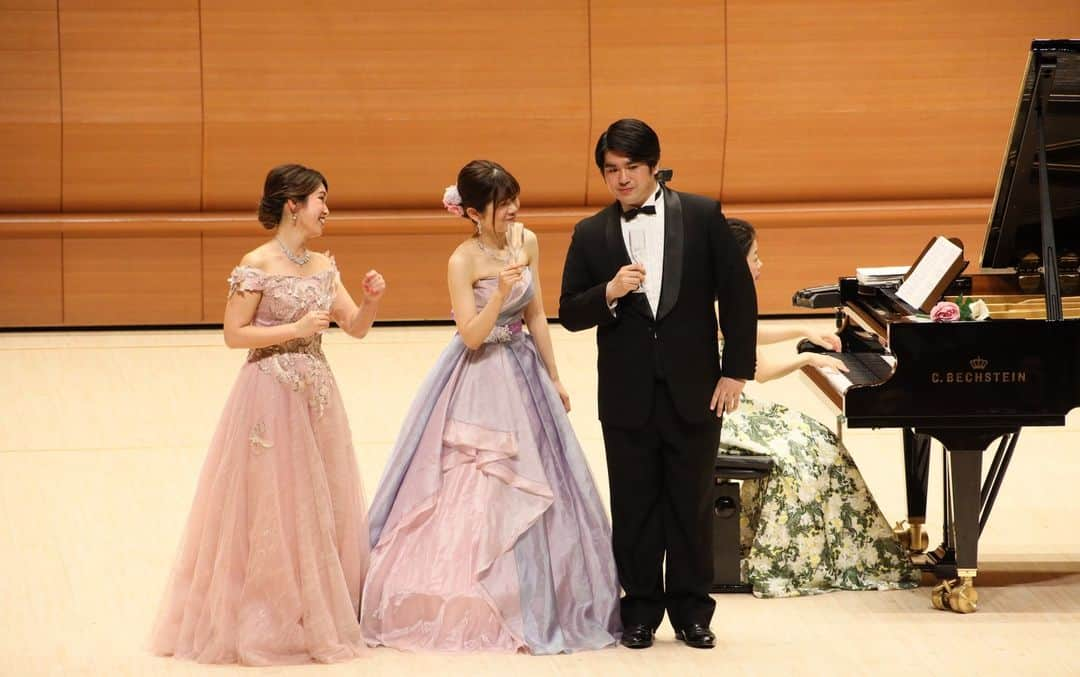 小野友葵子さんのインスタグラム写真 - (小野友葵子Instagram)「【5/5（祝金）東京国際音楽祭2023～I BOCCIOLI～】  随分前になりますが、、 5/4、5、6と3日間かけて開催された 🎼『東京国際音楽祭2023』🎼  2日目5/5（祝金）の WORLD CLASSIC MUSICに、 小野友葵子と小野友葵子プロデュースアーティストグループ『I BOCCIOLI』がトリにて出演いたしました！！！！🎶  リニューアルして生まれ変わった大田区民ホール・アプリコ（1477名収容）にて。  私のソロコンサートの後は、 I BOCCIOLIによるお笑いコンサート。🎶  出演メンバーはこの6人。  🌹織田彩耶子（ソプラノ） 🌹金子久未（ソプラノ） 🌹小林可奈（ソプラノ） 🌹新家華織（メゾソプラノ） 🌹松田健（テノール） 🌹木村雄太（バリトン）  🌼Verdi（ヴェルディ） 　オペラ『La Traviata（椿姫）』より“Brindisi（乾杯の歌）” 全員  🌼Mozart（モーツァルト） 　オペラ『Così fan tutte（コジ・ファン・トゥッテ）』より” In uomini, in soldati（男たちに、兵士たちに）” 金子  🌼Mozart（モーツァルト） 　オペラ『Le nozze di Figaro（フィガロの結婚）』より”Via resti servita, madama brillante（喧嘩の二重唱）” 小林・新家  🌼Rossini（ロッシーニ） 　オペラ『Il Barbiere di Siviglia（セビリアの理髪師）』より”Largo al factotum(私は町の何でも屋)” 木村  🌼Rossini（ロッシーニ） 　オペラ『Il Barbiere di Siviglia（セビリアの理髪師）』より”Una voce poco fa（今の歌声は）” 小林  🌼Mozart（モーツァルト） 　オペラ『Don Giovanni（ドン・ジョヴァンニ）』より”Là ci darem la mano（お手をどうぞ）” 金子・木村  🌼Strauss（シュトラウス） 　オペレッタ『Die Fledermaus（こうもり）』より”Mein Herr Marquis(侯爵様、あなたのようなお方は)” 織田  🌼Donizetti（ドニゼッティ） 　オペラ『L'elisir d'amore（愛の妙薬）』より”Lallarala la la la la（ラララの二重唱）” 金子・松田  ※BOCCIOLI名物 🌼Rossini（ロッシーニ） 　”Duetto buffo di due gatti（猫の二重唱）” 織田・小林・新家・木村・（小野）  🌼Puccini（プッチーニ） 　オペラ『La Bohème（ラ・ボエーム）』より”O Mimì, tu più non torni（ミミはもう戻ってこない）” 松田・木村  🌼Bizet（ビゼー） 　オペラ『Carmen（カルメン）』より”L'amour est un oiseau rebelle（恋は野の鳥）” 新家  🌼Bizet（ビゼー） 　オペラ『Carmen（カルメン）』より”La fleur que tu m'avais jetée（お前の投げたこの花を）” 松田  🌼Strauss（シュトラウス） 　オペレッタ『Die Fledermaus（こうもり）』より“Im Feuerstrom der Reben（シャンパンの歌）” 小野友葵子訳詞 全員  【アンコール】 🌼Denza（デンツァ） 　”Funiculì funiculà（フニクリフニクラ）” 全員  BOCCIOLI名物『猫の二重唱』では、私も乱入！！（笑）  お笑いコンサートというテーマだけあって、6人のコミカルなキャラに、お客様も大爆笑してくださっていました。💕   ピアニストは樋口晃子ちゃん。🎹  最後は、私もステージに呼ばれ、 みんなでカーテンコール。  メンバーからのサプライズの花束プレゼントに感激でした。💐  続く。💖  ｡.｡:+* ﾟ ゜ﾟ *+:｡.｡:+* ﾟ ゜ﾟ *+:｡.｡  #東京国際音楽祭2023 #東京国際音楽祭 #世界と未来を紡ぐ音楽祭 #日本ジャズ協会 #大田区 #アプリコ #BOCCIOLI #IBOCCIOLI #5月5日 #お笑いコンサート #キャラ濃いめ #ソプラノ歌手 #オペラ歌手 #オペラ #錦戸部屋女将 #バラ好き #パンダ好き #ミラノ #イタリア #ラジオパーソナリティー #プロデューサー #若手アーティスト支援 #デビュー15周年」10月27日 21時18分 - yukikoonosoprano