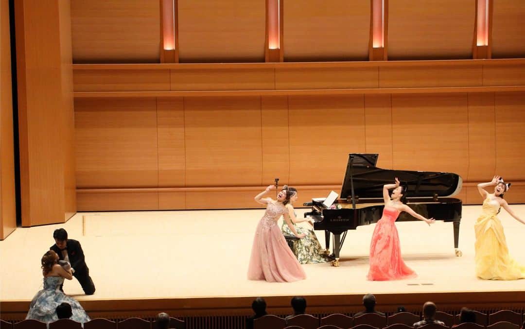小野友葵子さんのインスタグラム写真 - (小野友葵子Instagram)「【5/5（祝金）東京国際音楽祭2023～I BOCCIOLI～】  随分前になりますが、、 5/4、5、6と3日間かけて開催された 🎼『東京国際音楽祭2023』🎼  2日目5/5（祝金）の WORLD CLASSIC MUSICに、 小野友葵子と小野友葵子プロデュースアーティストグループ『I BOCCIOLI』がトリにて出演いたしました！！！！🎶  リニューアルして生まれ変わった大田区民ホール・アプリコ（1477名収容）にて。  私のソロコンサートの後は、 I BOCCIOLIによるお笑いコンサート。🎶  出演メンバーはこの6人。  🌹織田彩耶子（ソプラノ） 🌹金子久未（ソプラノ） 🌹小林可奈（ソプラノ） 🌹新家華織（メゾソプラノ） 🌹松田健（テノール） 🌹木村雄太（バリトン）  🌼Verdi（ヴェルディ） 　オペラ『La Traviata（椿姫）』より“Brindisi（乾杯の歌）” 全員  🌼Mozart（モーツァルト） 　オペラ『Così fan tutte（コジ・ファン・トゥッテ）』より” In uomini, in soldati（男たちに、兵士たちに）” 金子  🌼Mozart（モーツァルト） 　オペラ『Le nozze di Figaro（フィガロの結婚）』より”Via resti servita, madama brillante（喧嘩の二重唱）” 小林・新家  🌼Rossini（ロッシーニ） 　オペラ『Il Barbiere di Siviglia（セビリアの理髪師）』より”Largo al factotum(私は町の何でも屋)” 木村  🌼Rossini（ロッシーニ） 　オペラ『Il Barbiere di Siviglia（セビリアの理髪師）』より”Una voce poco fa（今の歌声は）” 小林  🌼Mozart（モーツァルト） 　オペラ『Don Giovanni（ドン・ジョヴァンニ）』より”Là ci darem la mano（お手をどうぞ）” 金子・木村  🌼Strauss（シュトラウス） 　オペレッタ『Die Fledermaus（こうもり）』より”Mein Herr Marquis(侯爵様、あなたのようなお方は)” 織田  🌼Donizetti（ドニゼッティ） 　オペラ『L'elisir d'amore（愛の妙薬）』より”Lallarala la la la la（ラララの二重唱）” 金子・松田  ※BOCCIOLI名物 🌼Rossini（ロッシーニ） 　”Duetto buffo di due gatti（猫の二重唱）” 織田・小林・新家・木村・（小野）  🌼Puccini（プッチーニ） 　オペラ『La Bohème（ラ・ボエーム）』より”O Mimì, tu più non torni（ミミはもう戻ってこない）” 松田・木村  🌼Bizet（ビゼー） 　オペラ『Carmen（カルメン）』より”L'amour est un oiseau rebelle（恋は野の鳥）” 新家  🌼Bizet（ビゼー） 　オペラ『Carmen（カルメン）』より”La fleur que tu m'avais jetée（お前の投げたこの花を）” 松田  🌼Strauss（シュトラウス） 　オペレッタ『Die Fledermaus（こうもり）』より“Im Feuerstrom der Reben（シャンパンの歌）” 小野友葵子訳詞 全員  【アンコール】 🌼Denza（デンツァ） 　”Funiculì funiculà（フニクリフニクラ）” 全員  BOCCIOLI名物『猫の二重唱』では、私も乱入！！（笑）  お笑いコンサートというテーマだけあって、6人のコミカルなキャラに、お客様も大爆笑してくださっていました。💕   ピアニストは樋口晃子ちゃん。🎹  最後は、私もステージに呼ばれ、 みんなでカーテンコール。  メンバーからのサプライズの花束プレゼントに感激でした。💐  続く。💖  ｡.｡:+* ﾟ ゜ﾟ *+:｡.｡:+* ﾟ ゜ﾟ *+:｡.｡  #東京国際音楽祭2023 #東京国際音楽祭 #世界と未来を紡ぐ音楽祭 #日本ジャズ協会 #大田区 #アプリコ #BOCCIOLI #IBOCCIOLI #5月5日 #お笑いコンサート #キャラ濃いめ #ソプラノ歌手 #オペラ歌手 #オペラ #錦戸部屋女将 #バラ好き #パンダ好き #ミラノ #イタリア #ラジオパーソナリティー #プロデューサー #若手アーティスト支援 #デビュー15周年」10月27日 21時18分 - yukikoonosoprano