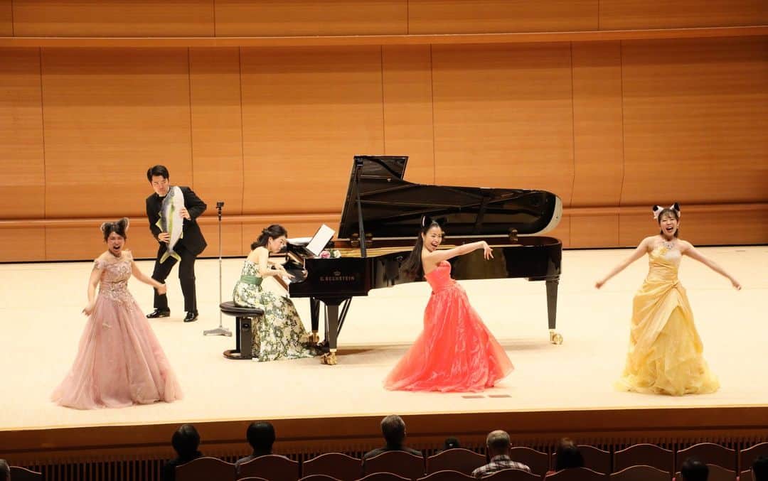 小野友葵子さんのインスタグラム写真 - (小野友葵子Instagram)「【5/5（祝金）東京国際音楽祭2023～I BOCCIOLI～】  随分前になりますが、、 5/4、5、6と3日間かけて開催された 🎼『東京国際音楽祭2023』🎼  2日目5/5（祝金）の WORLD CLASSIC MUSICに、 小野友葵子と小野友葵子プロデュースアーティストグループ『I BOCCIOLI』がトリにて出演いたしました！！！！🎶  リニューアルして生まれ変わった大田区民ホール・アプリコ（1477名収容）にて。  私のソロコンサートの後は、 I BOCCIOLIによるお笑いコンサート。🎶  出演メンバーはこの6人。  🌹織田彩耶子（ソプラノ） 🌹金子久未（ソプラノ） 🌹小林可奈（ソプラノ） 🌹新家華織（メゾソプラノ） 🌹松田健（テノール） 🌹木村雄太（バリトン）  🌼Verdi（ヴェルディ） 　オペラ『La Traviata（椿姫）』より“Brindisi（乾杯の歌）” 全員  🌼Mozart（モーツァルト） 　オペラ『Così fan tutte（コジ・ファン・トゥッテ）』より” In uomini, in soldati（男たちに、兵士たちに）” 金子  🌼Mozart（モーツァルト） 　オペラ『Le nozze di Figaro（フィガロの結婚）』より”Via resti servita, madama brillante（喧嘩の二重唱）” 小林・新家  🌼Rossini（ロッシーニ） 　オペラ『Il Barbiere di Siviglia（セビリアの理髪師）』より”Largo al factotum(私は町の何でも屋)” 木村  🌼Rossini（ロッシーニ） 　オペラ『Il Barbiere di Siviglia（セビリアの理髪師）』より”Una voce poco fa（今の歌声は）” 小林  🌼Mozart（モーツァルト） 　オペラ『Don Giovanni（ドン・ジョヴァンニ）』より”Là ci darem la mano（お手をどうぞ）” 金子・木村  🌼Strauss（シュトラウス） 　オペレッタ『Die Fledermaus（こうもり）』より”Mein Herr Marquis(侯爵様、あなたのようなお方は)” 織田  🌼Donizetti（ドニゼッティ） 　オペラ『L'elisir d'amore（愛の妙薬）』より”Lallarala la la la la（ラララの二重唱）” 金子・松田  ※BOCCIOLI名物 🌼Rossini（ロッシーニ） 　”Duetto buffo di due gatti（猫の二重唱）” 織田・小林・新家・木村・（小野）  🌼Puccini（プッチーニ） 　オペラ『La Bohème（ラ・ボエーム）』より”O Mimì, tu più non torni（ミミはもう戻ってこない）” 松田・木村  🌼Bizet（ビゼー） 　オペラ『Carmen（カルメン）』より”L'amour est un oiseau rebelle（恋は野の鳥）” 新家  🌼Bizet（ビゼー） 　オペラ『Carmen（カルメン）』より”La fleur que tu m'avais jetée（お前の投げたこの花を）” 松田  🌼Strauss（シュトラウス） 　オペレッタ『Die Fledermaus（こうもり）』より“Im Feuerstrom der Reben（シャンパンの歌）” 小野友葵子訳詞 全員  【アンコール】 🌼Denza（デンツァ） 　”Funiculì funiculà（フニクリフニクラ）” 全員  BOCCIOLI名物『猫の二重唱』では、私も乱入！！（笑）  お笑いコンサートというテーマだけあって、6人のコミカルなキャラに、お客様も大爆笑してくださっていました。💕   ピアニストは樋口晃子ちゃん。🎹  最後は、私もステージに呼ばれ、 みんなでカーテンコール。  メンバーからのサプライズの花束プレゼントに感激でした。💐  続く。💖  ｡.｡:+* ﾟ ゜ﾟ *+:｡.｡:+* ﾟ ゜ﾟ *+:｡.｡  #東京国際音楽祭2023 #東京国際音楽祭 #世界と未来を紡ぐ音楽祭 #日本ジャズ協会 #大田区 #アプリコ #BOCCIOLI #IBOCCIOLI #5月5日 #お笑いコンサート #キャラ濃いめ #ソプラノ歌手 #オペラ歌手 #オペラ #錦戸部屋女将 #バラ好き #パンダ好き #ミラノ #イタリア #ラジオパーソナリティー #プロデューサー #若手アーティスト支援 #デビュー15周年」10月27日 21時18分 - yukikoonosoprano