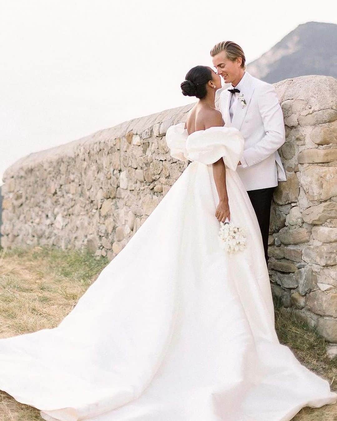 Pronoviasさんのインスタグラム写真 - (PronoviasInstagram)「Your journey begins with a dress, but it’s the dream within that truly captivates💛 Beautiful #PronoviasBride wearing LYNN dress with custom IXION sleeves.  Planner: @dentelleevents  Bride: @lacylm  Photography : @sayaphotography @still_miracle  Flowers: @laurelalliarddesign  MU: @jm_honeyz  Make it happen✨Find your nearest #Pronovias store via the link in bio🔗」10月27日 21時18分 - pronovias