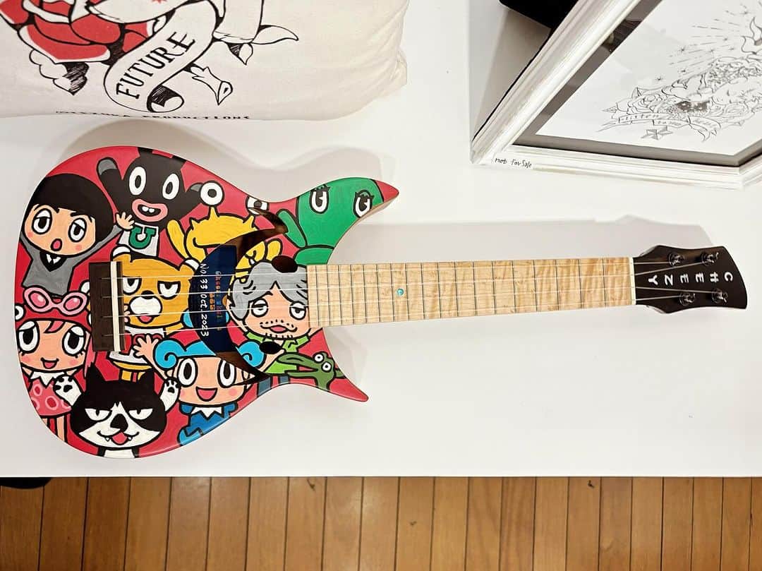 kerokerokingdxのインスタグラム：「ウクレレビルダー石井さんとのコラボウクレレが 完成しました〜♪ 絵柄は石井さんのたっての希望で あのミュージシャンのあのギター🎸の オマージュなんですが…わかる人いるかな〜… とりあえずキハラキャラ(一部違いますが)満載で 描いてみました。 沖縄で開催される展示会でお披露目されるようですが 売り物ではなく石井さんの私物になります。」