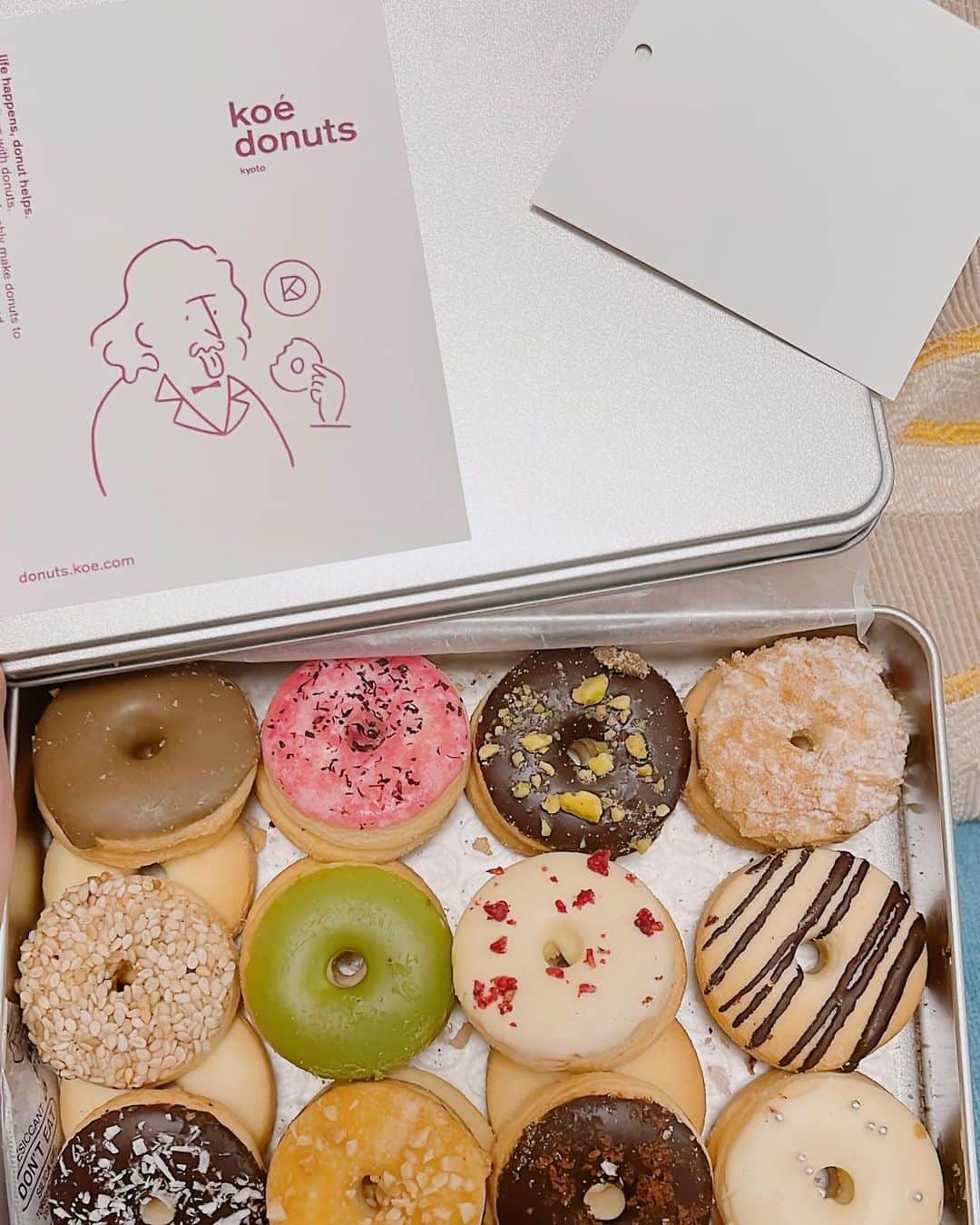 村上シェリーさんのインスタグラム写真 - (村上シェリーInstagram)「先日展示会でいただいた @koe_donuts   娘がクッキー缶を開けると…❣️  カラフルで可愛いらしいクッキーがずらり🍪 大人も子どももこれは喜ぶよね✨  ワクワクがたくさん詰まった @koe_donuts は  「オーガニック」「天然由来」「地産地消」の ３つのキーワードで食材を選んでいるそうで  安心して子どもに食べさせられる優しい甘さでした😋  #koedonuts  #ママコーデ  #女の子ママ #きれいめカジュアル  #女模特兒 #女模 #時尚模特兒 #穿搭  #東京　#tokyo #cookies #cookie #カラフルクッキー #ギフト #スイーツ #クッキー缶 #クッキー #手土産 #てみやげ #手みやげ #子どものいる暮らし #子どものいる生活」10月27日 21時19分 - sherry_murakami