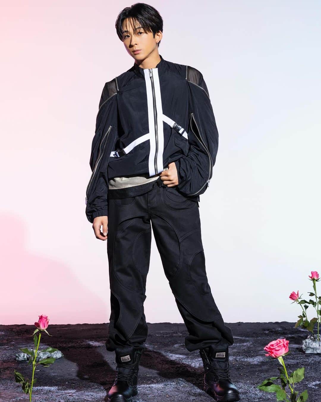 FANTASTICS from EXILE TRIBEのインスタグラム：「. 2023.12.05(Tue.)Release  FANTASTICS 3rd Album "FANTASTIC ROCKET"  《Artist Photo》  @natsukisawamoto_official  #澤本夏輝  #FANTASTICS  #FANTASTICROCKET  #STARBOYS」