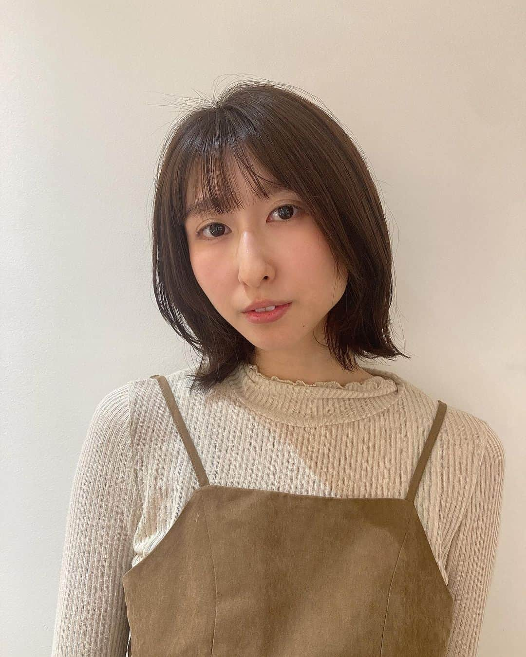 砂川陽香さんのインスタグラム写真 - (砂川陽香Instagram)「#ヘアメンテナンス ✂︎✂︎  いつも絶対可愛くしてくれる(@kenstagrm_haircolor )と(@mizuki___hair )😘  今回は長さは変えずに 前回#顔まわり の#姫カット が好評だったので 今回も入れてもらったよ~ 耳にかけてもおろしてもかわちぃ🥰 カラーもいつも完全お任せだけど 秋らしい#オリーブカラー に🫒🍁  いつもありがとうございます~🫰🏻  ㅤㅤㅤㅤㅤㅤㅤㅤㅤㅤㅤㅤㅤ ㅤㅤㅤㅤㅤㅤㅤㅤㅤㅤㅤㅤㅤ ㅤㅤㅤㅤㅤㅤㅤㅤㅤㅤㅤㅤㅤ #新宿美容室#新宿ヘアサロン#kakimotoarms #カキモトアームズ#ヘアメンテ#秋カラー#ロブ#くびれヘア #顔まわりレイヤー#ステップカット#サロンモデル東京#ママモデル#くびれミディ #ママヘア#ママヘアスタイル」10月27日 21時20分 - hirokattsunnnn