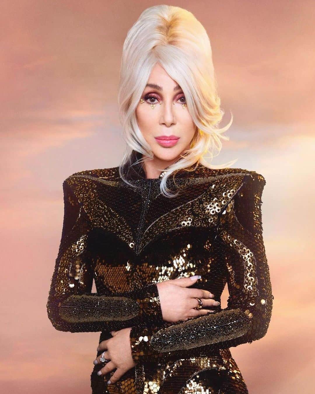 ドナテラ・ヴェルサーチのインスタグラム：「Iconic. Legendary. Unique. My friend @cher in Atelier Versace 🖤 @papermagazine」