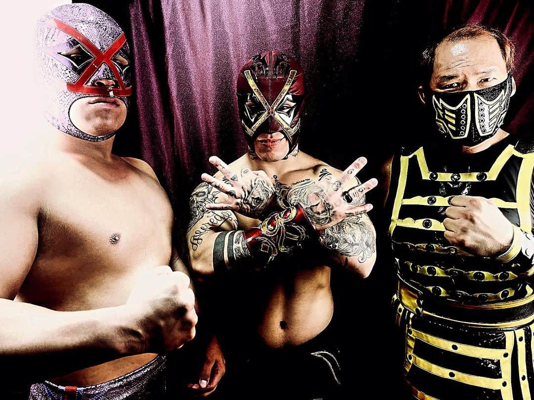 奥村茂雄のインスタグラム：「Jueves 26 de octubre en la @olimpicolaguna . - - #cmll #arenaolimpicolaguna #consejomanía @hijodevillanotercero @villanotercerojr #okumura #tifondeosaka #guerrerosamurai」