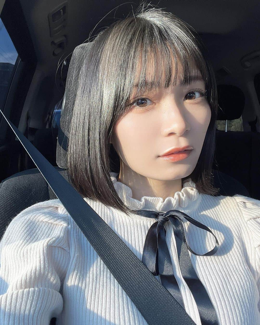 のインスタグラム：「運転できる人かっこいい！  りおは免許持ってないので  いつか取ろうかな。。。  ぶんぶ〜ん」