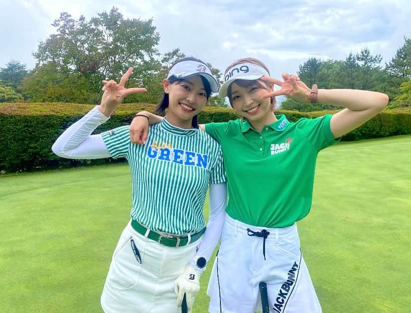 川崎志穂のインスタグラム：「1027 ・ ・ 私の相方👑💚🤍 ・ 10月30日　21:00〜　BS朝日📺 ぜひ見てくださいね🐶💭 ・ ・ #ゴルフ #golf #ゴルフウェア」