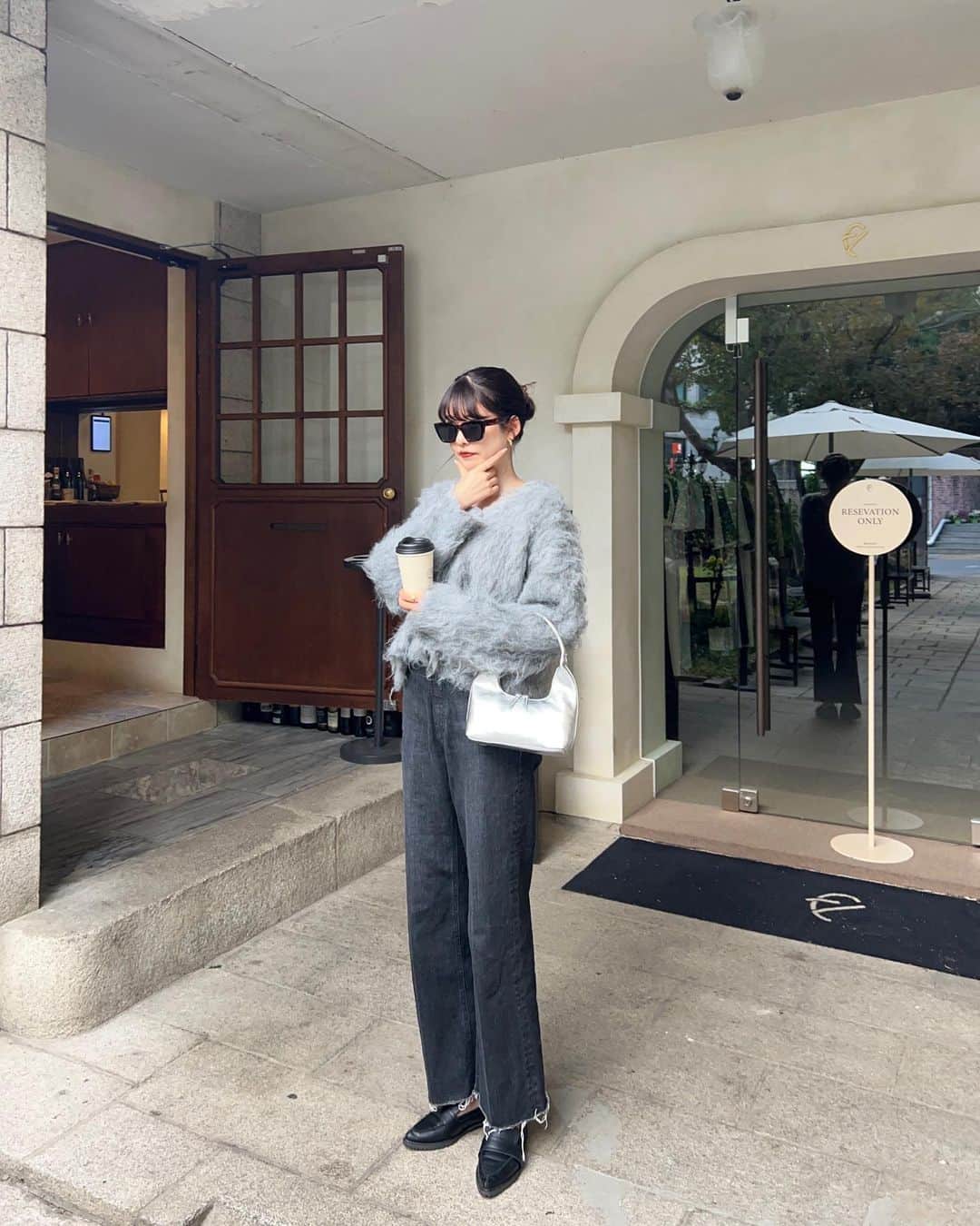 諭吉のインスタグラム：「@stola.jp の展示会で頼んでたニット 韓国で着るために温めてた、、😎 もけもけでカワイイ！！ #ykth_code」