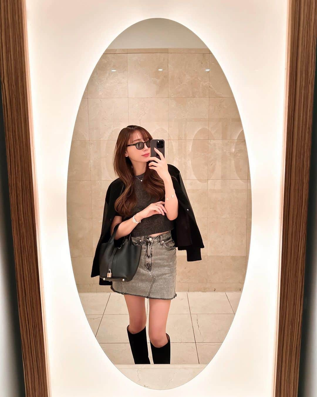 岡部あゆみさんのインスタグラム写真 - (岡部あゆみInstagram)「今日の服🤳🏻🖤🩶 朝カフェして☕️新企画の打ち合わせして🗒️お買い物も出来て🛍️いい一日だった✨素敵な週末をお過ごしくださいませ♡」10月27日 21時30分 - ayumi_okabe