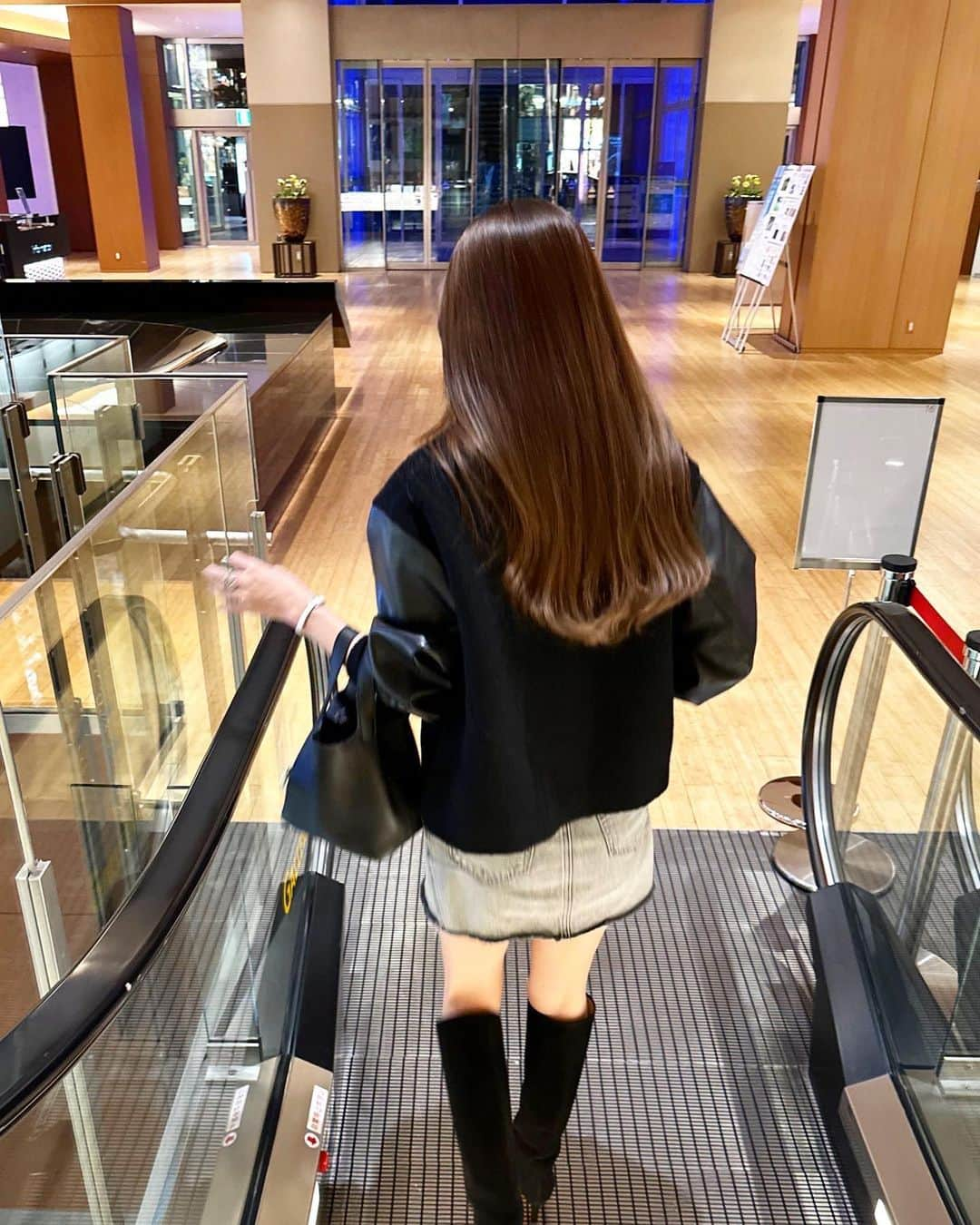 岡部あゆみさんのインスタグラム写真 - (岡部あゆみInstagram)「今日の服🤳🏻🖤🩶 朝カフェして☕️新企画の打ち合わせして🗒️お買い物も出来て🛍️いい一日だった✨素敵な週末をお過ごしくださいませ♡」10月27日 21時30分 - ayumi_okabe