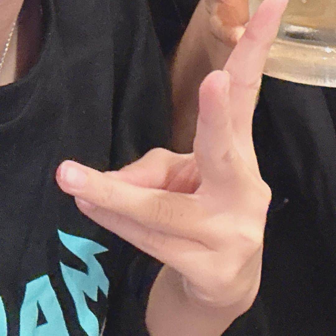 みーみのインスタグラム：「never give up  みーみが強くなれる大好きな言葉 過去の写真を見てて、なんか本当に頑張ってきたなあって感じて急に長文書きたくなった…  みーみ死ぬほど強い人間なんだよね。 口悪いし、性格だって良くないし、ぶりっ子って言われるし、魚だよ。 だけどみーみはその言葉を一つ一つを心に受け止めて自分のキャラクターにした。 でも、ふとなんでみーみってこんな強いんだろって考えた時に、思いついたのは、みみの大事な人がみみよりも、もっともっと強いからなんだよね。  だからその人を裏切っちゃいけない。 その人を悲しませちゃいけない。 その人を不安にさせないように。 その人が幸せでいられるように。って必死だった。  東京に上京してきた理由は自分の夢を叶えたい。って事が1番。だけど本当のことを言うと、自分の夢を叶えてすごいね、頑張ったね、って家族に褒めてもらいたい。流石だねって言ってもらいたい。 って気持ちでどんなけ寂しくても悲しくても毎日頑張ってきた。  ただ最近その気持ちを忘れる時があるんだよね。 こんなに強い気持ちでしっかり1歩ずつ歩いてきたのに…  だからそういう時にふと思い出して自分で反省会をしてるんだぁ😢  まあ何が言いたいかっていうと、みーみはまじで強い人間だよって話！！！ だから何言われても簡単に折れる人間じゃないよ、まあめっちゃ泣くけどね💧 みーみは大切な人のためならまじで命張れる。  みーみのことを信じて好きになってくれた人は誰1人後悔させないし、1人残らず幸せにする  最高の景色を一緒に見ようね🌃」