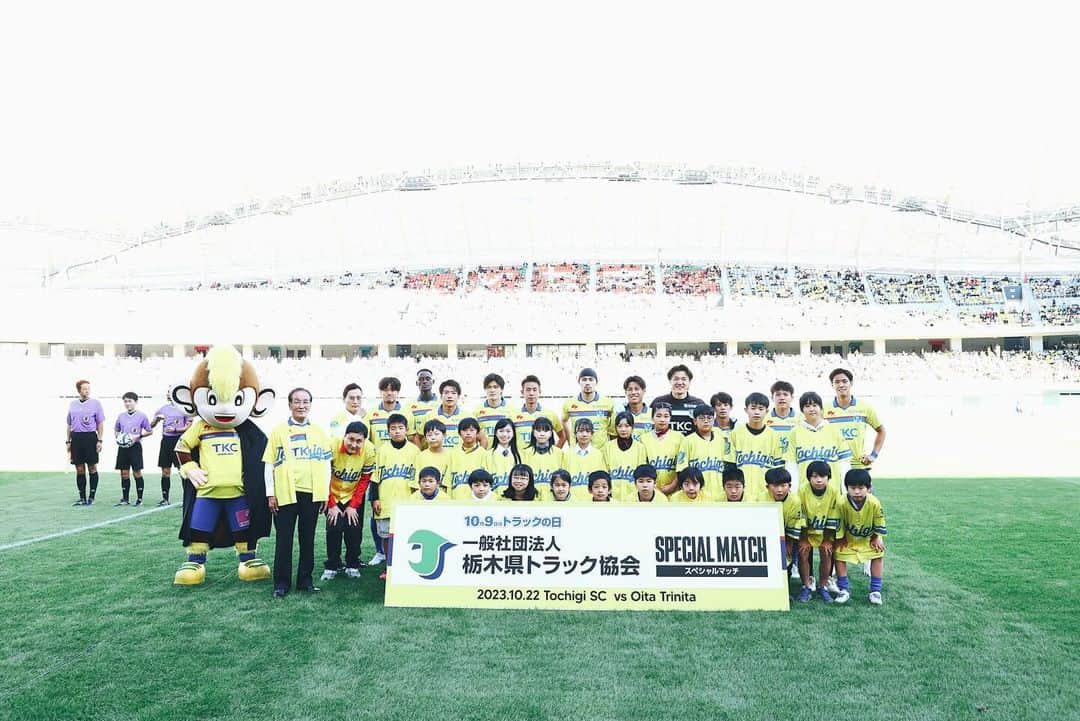 のインスタグラム：「． GAME PHOTOS📷 ． ． 🗓10/22(日)14:00KICKOFF ⚽️明治安田生命J2リーグ第39節 🆚大分トリニータ 🏟カンセキスタジアムとちぎ 📝栃木 1-1 大分 39分　失点 85分　#大島康樹  スタジアムで応援いただいたサポーターの皆さま、 #DAZN で共に戦っていただいた皆さま、ありがとうございました。  次節は10月29日(日)にアウェイ、ファジアーノ岡山戦です。引き続き共に戦いましょう。  ➡︎📱#DAZN への加入・試聴で栃木SCを応援しよう！ http://prf.hn/click/camref:1100l38Di/creativeref:1011l20500 ． #栃木SC #TochigiSC #JLeague」